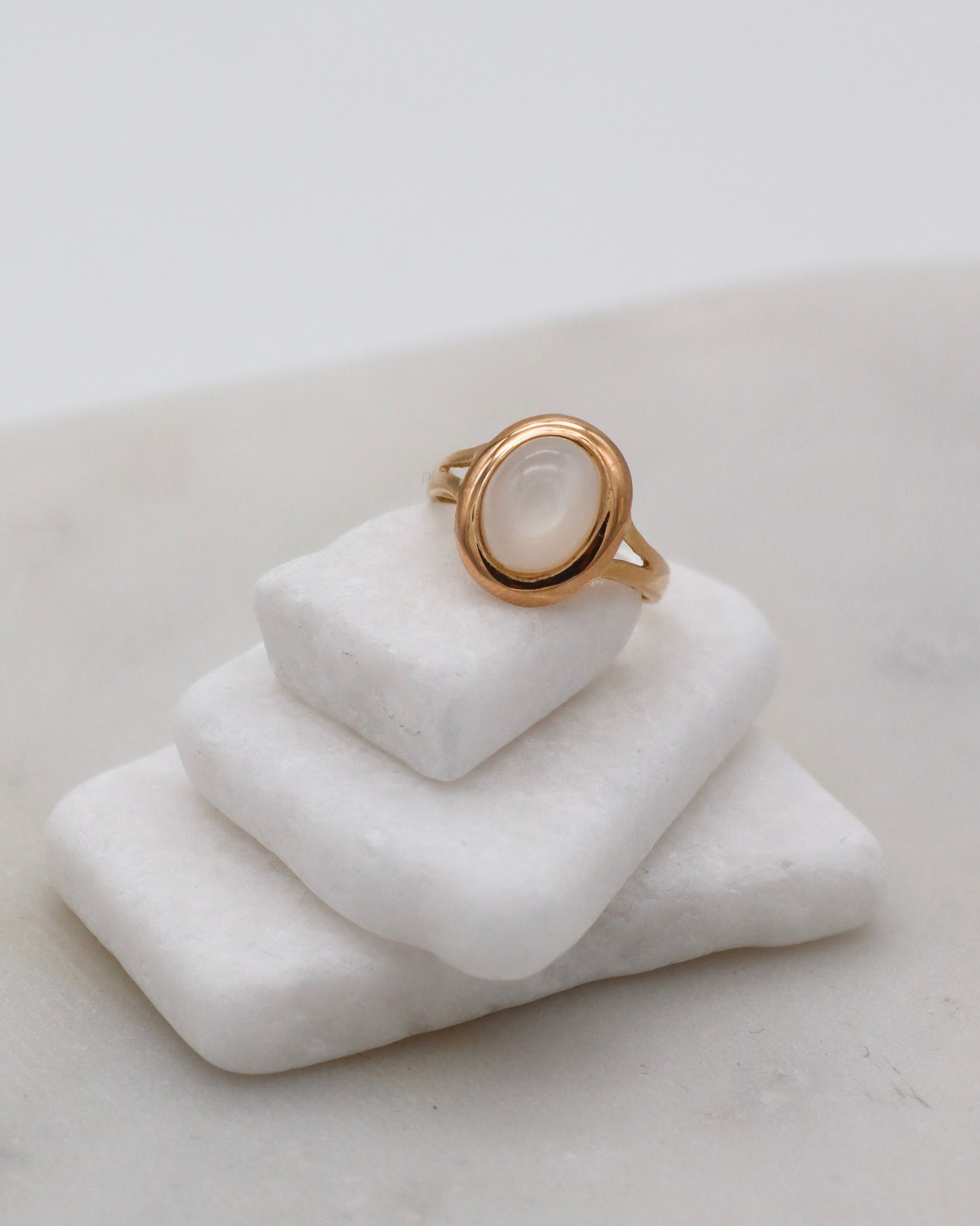 Vintage-Ring Alicia mit 0.7ct ovalem Mondstein in Cathedral-Fassung, gespaltene Ringschiene aus 585/-Gelbgold – erhältlich in München und Augsburg
