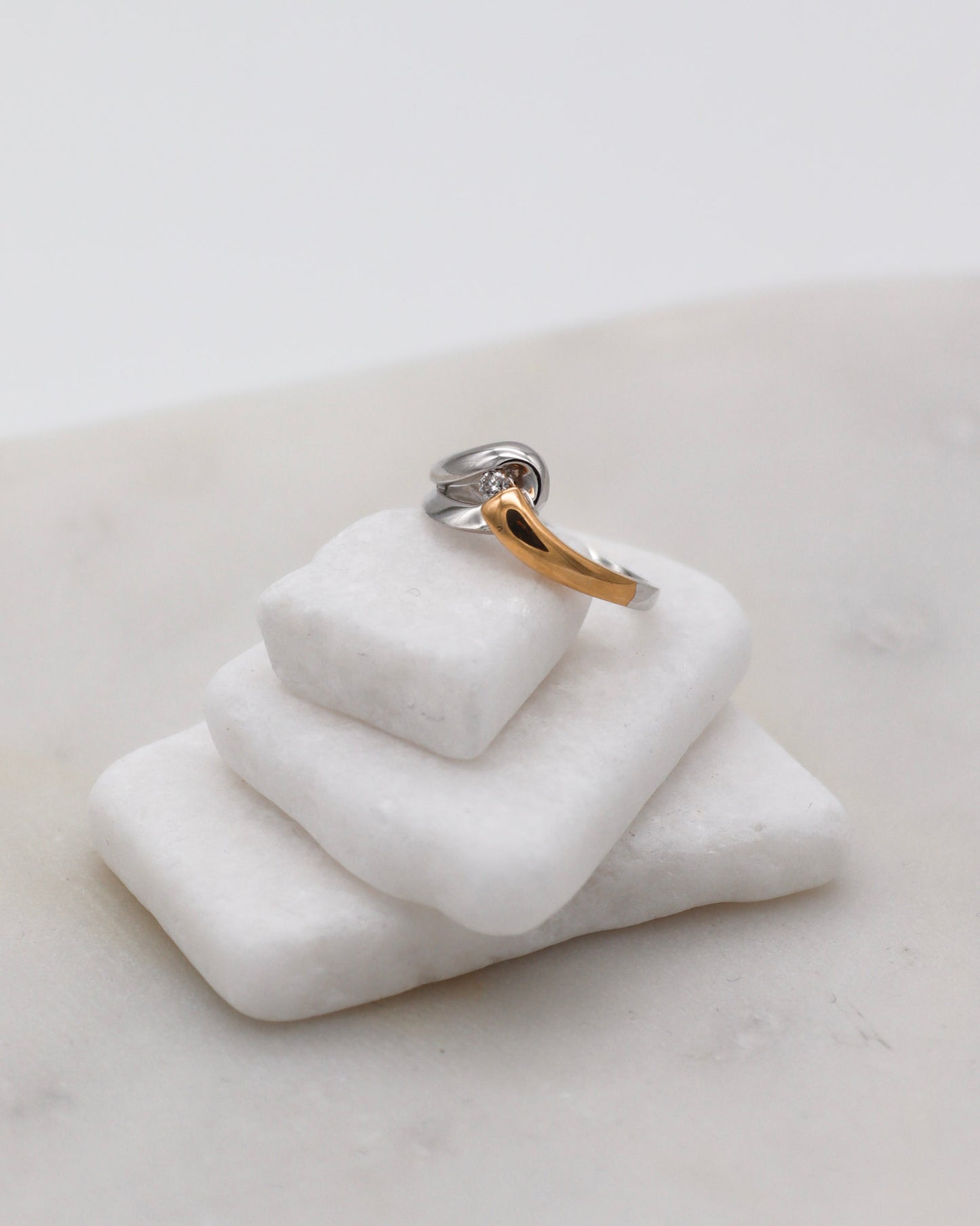 Vintage-Ring Brittany mit 0.07ct Brillant, geschwungene Bicolor-Ringschiene aus 585/-Gelb- & Weißgold – erhältlich in München und Augsburg