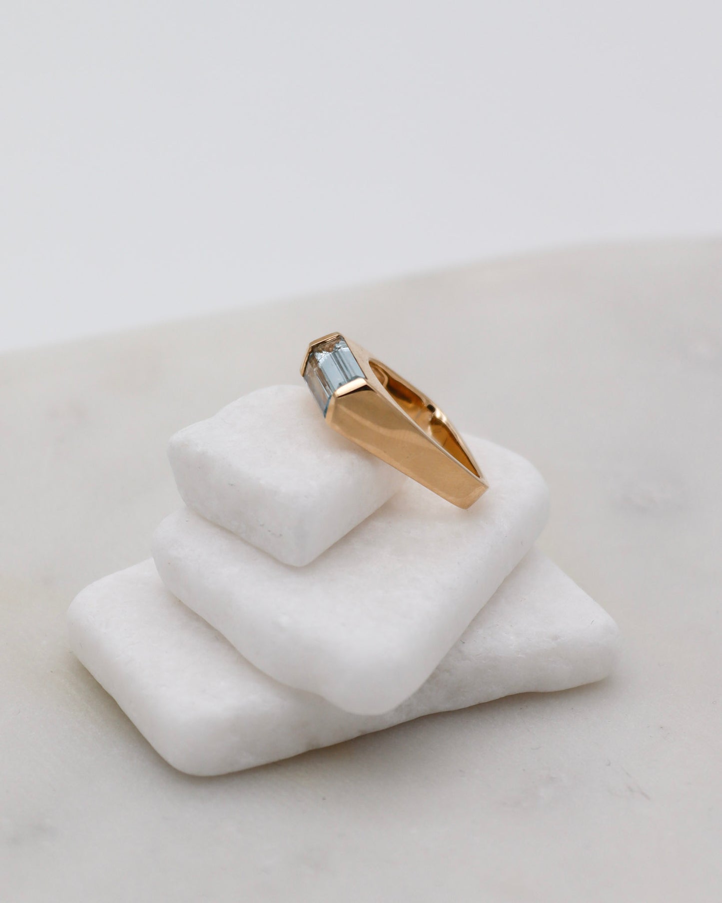 Vintage-Ring Christina mit 1.64ct Aquamarin im Baguette-Stil, Invisible Setting & kantige Ringschiene aus 585/-Gelbgold – München und Augsburg
