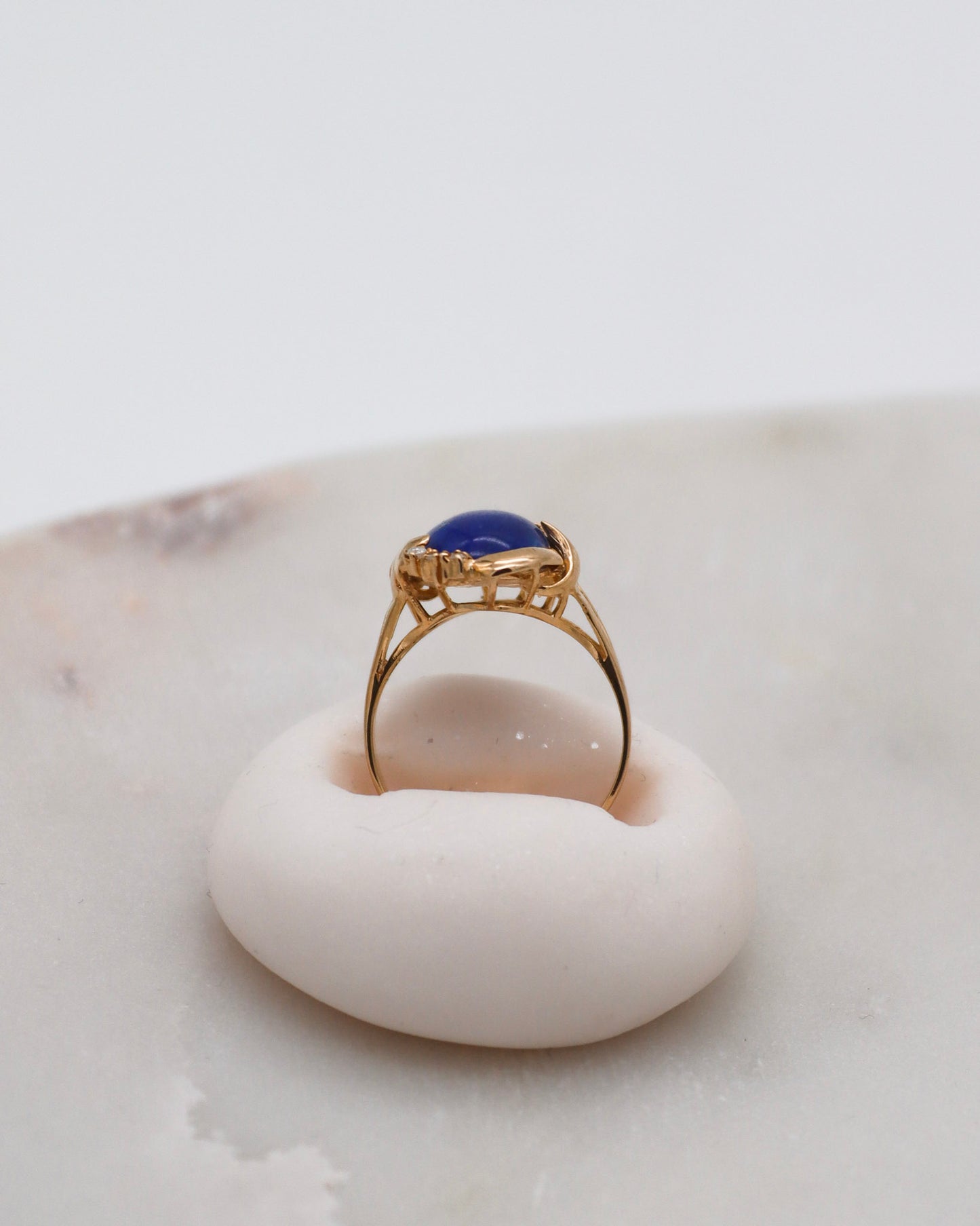 Vintage-Ring Francine mit 1ct Lapis Lazuli & 0.06ct Brillanten, extravagante Bezel- & Cathedral-Fassung in 585/-Gelbgold – München und Augsburg