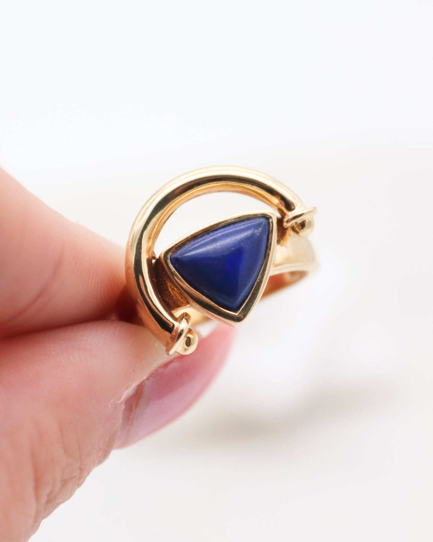 Vintage-Ring Gabrielle mit 0.70ct Trillantform-Lapis in Bezelfassung, Art-Déco-Design aus 585/-Gelbgold – erhältlich in München und Augsburg