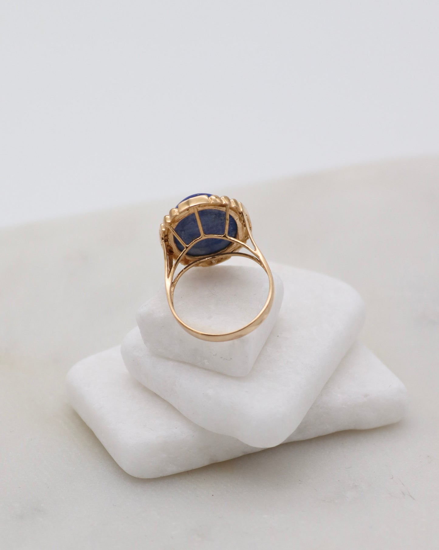 Vintage-Ring Hayley mit 2ct ovalem Lapis Lazuli & 0.07ct Brillanten, Halo-Design in Cathedral-Fassung aus 585/-Gelbgold – München und Augsburg