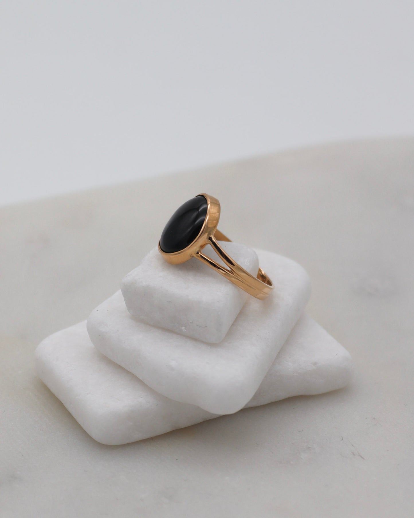 Vintage-Ring Violet mit 2ct ovalem Onyx in Bezelsetting, gespaltene Ringschiene aus 585/-Gelbgold – erhältlich in München und Augsburg