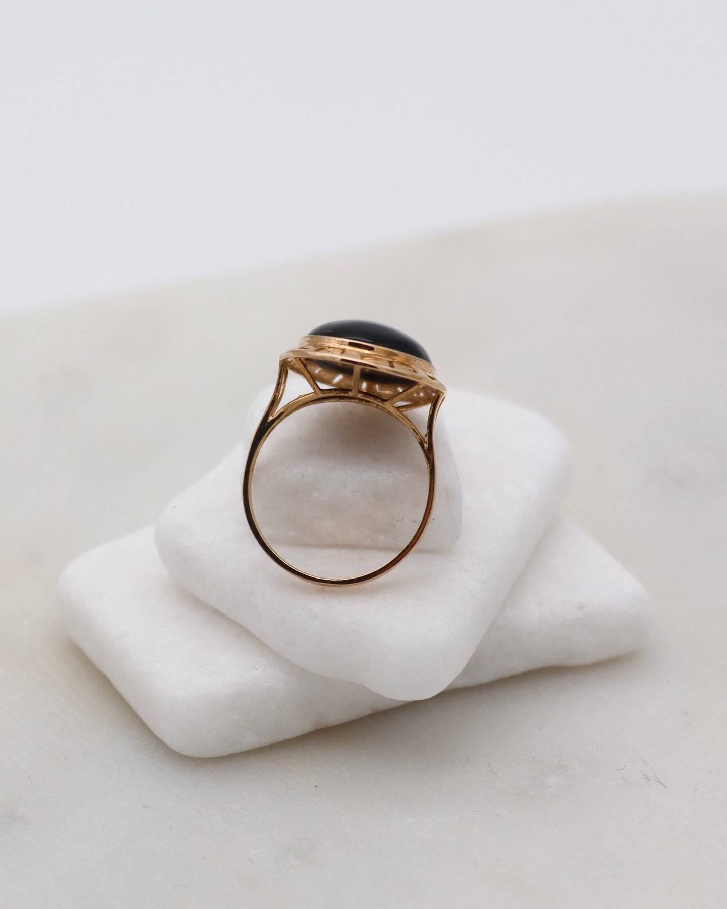 Vintage-Ring Lilith mit 2.5ct ovalem Onyx, Bezel- & Cathedral-Fassung aus 585/-Gelbgold, inspiriert vom antiken Stil – München und Augsburg