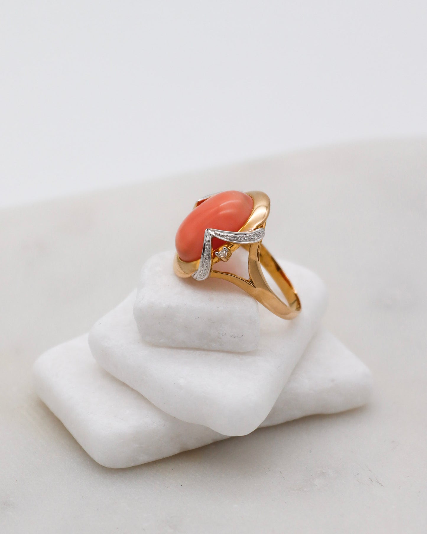Vintage-Ring Monica mit ovaler Koralle & 2 Brillanten in Bezel- & Bicolor-Fassung aus 585/-Gelb- und Weißgold – erhältlich in München und Augsburg