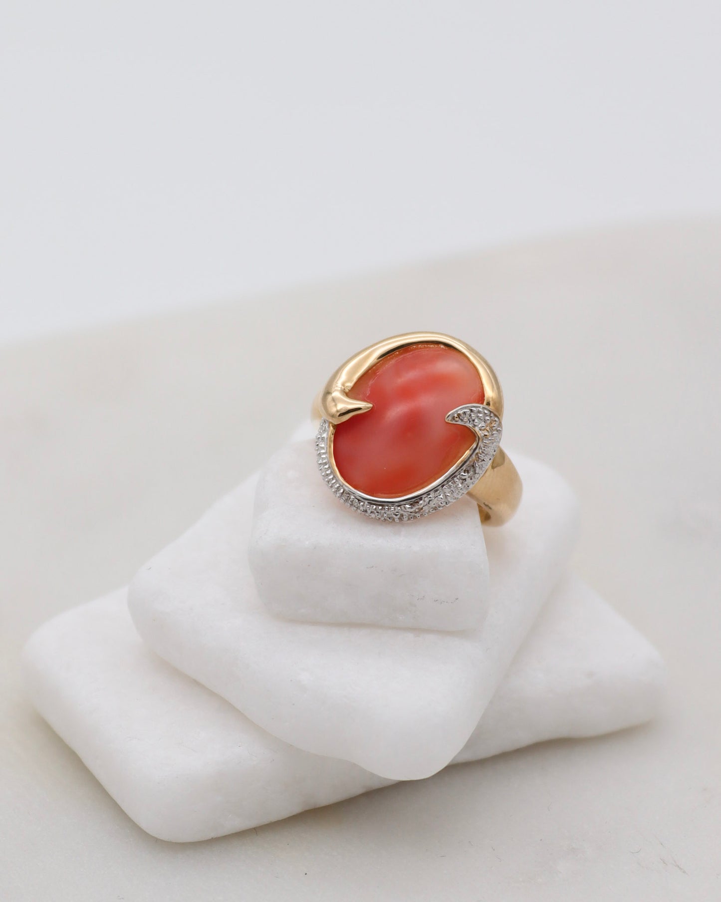 Vintage-Ring Naomi mit ovaler Koralle & 2 Brillanten in kunstvoller Zargenfassung aus 585/-Gelb- & Weißgold – erhältlich in München und Augsburg
