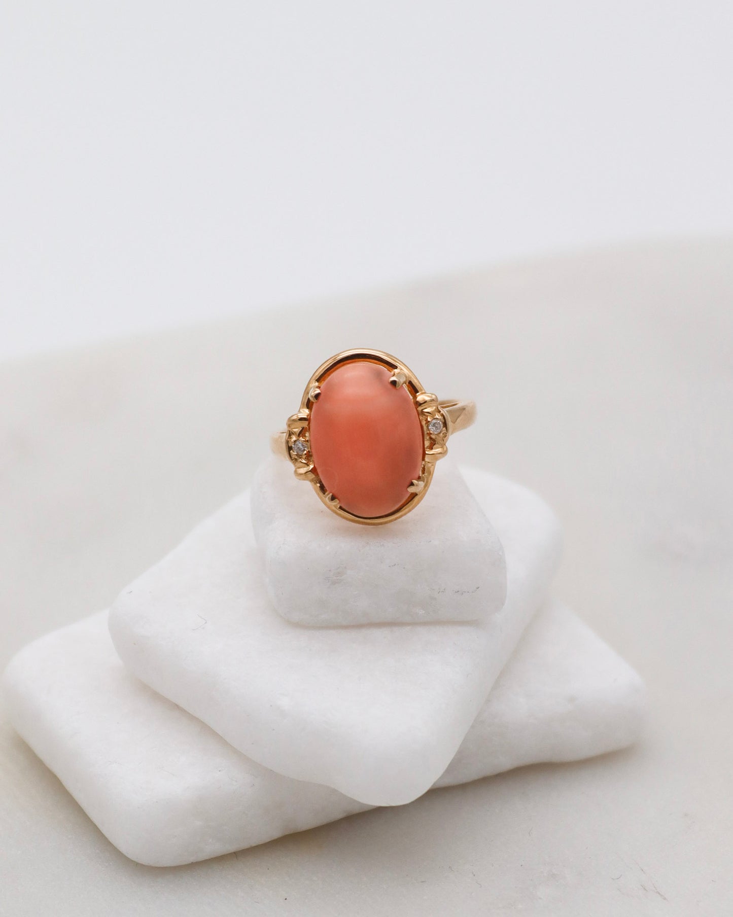 Vintage-Ring Susannah mit ovaler Koralle & Brillanten in 585/-Gelbgold, Krappen- & Cathedral-Fassung – erhältlich in München und Augsburg
