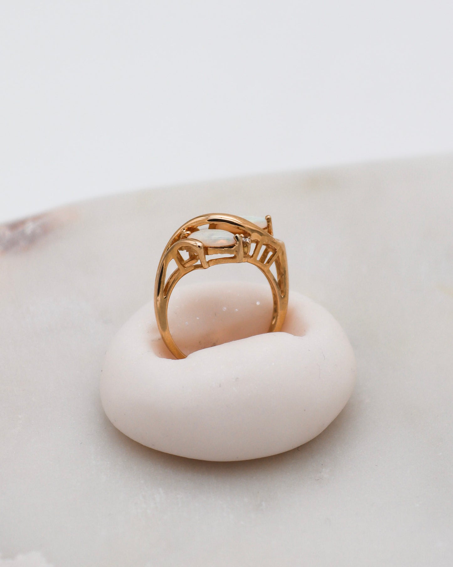 Vintage-Ring Teresa mit Opalen und Brillant im floralen Design