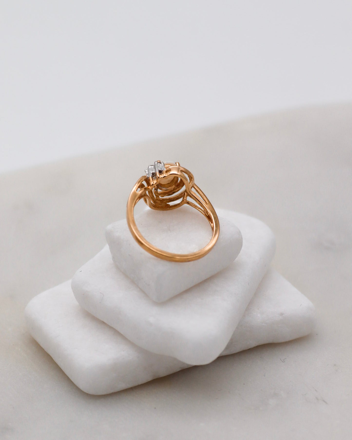 Vintage-Ring Zoe mit 0.50ct Opal und Diamanten in 585/-Gelbgold, zartes Design mit Farbspiel – erhältlich in München und Augsburg