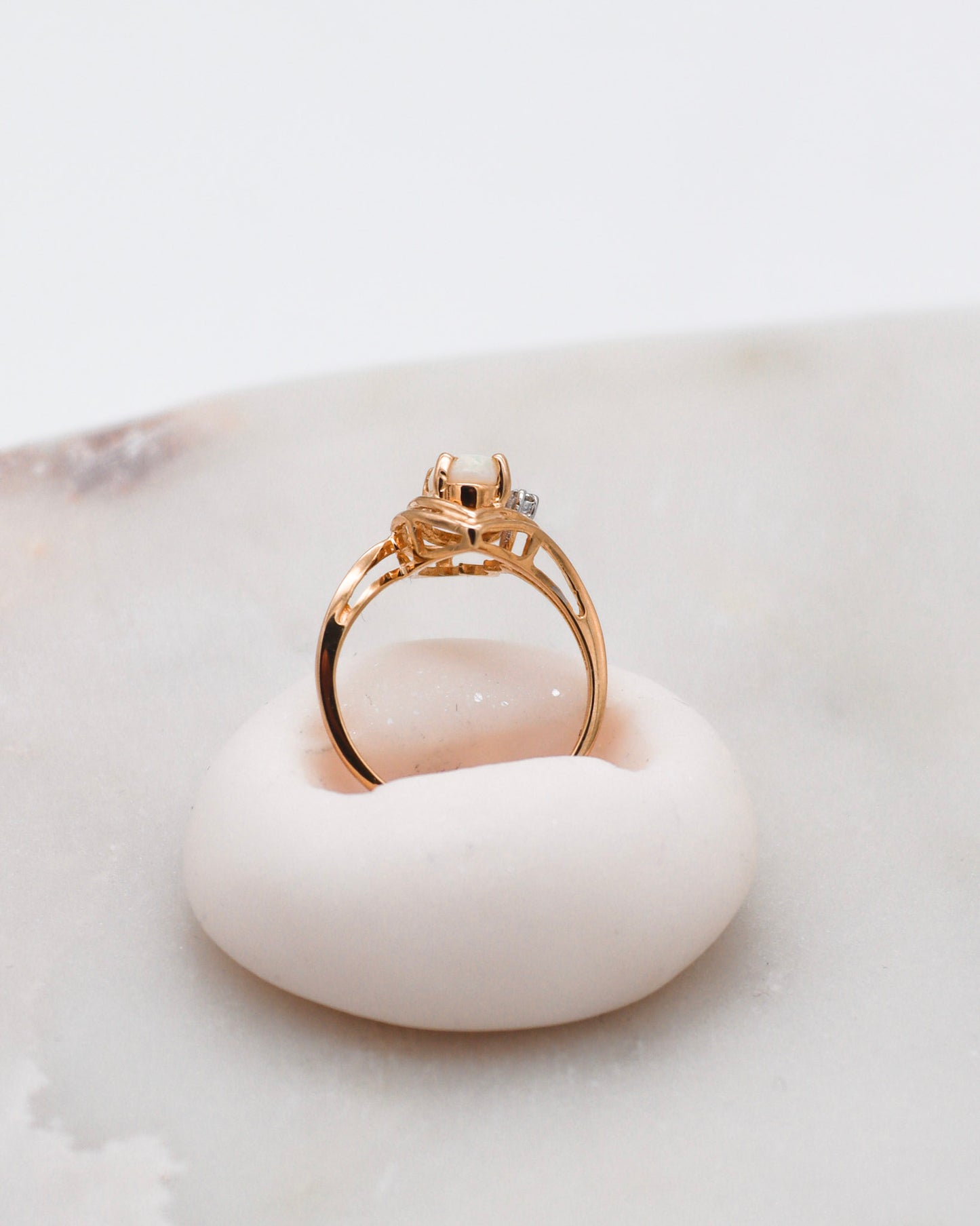 Vintage-Ring Amber mit 0.25ct Opal und Brillant in 585/-Gelbgold, zarte Fassung und irisierender Schimmer – erhältlich in München und Augsburg
