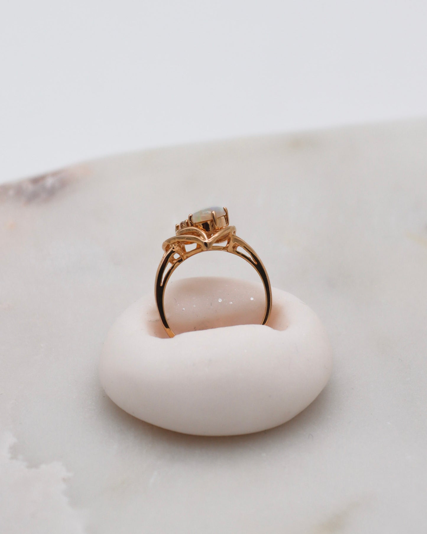 Vintage-Ring Estelle mit 0.40ct Opalen & Brillanten in 585/-Gelbgold, romantisches Herzdesign – erhältlich in München und Augsburg