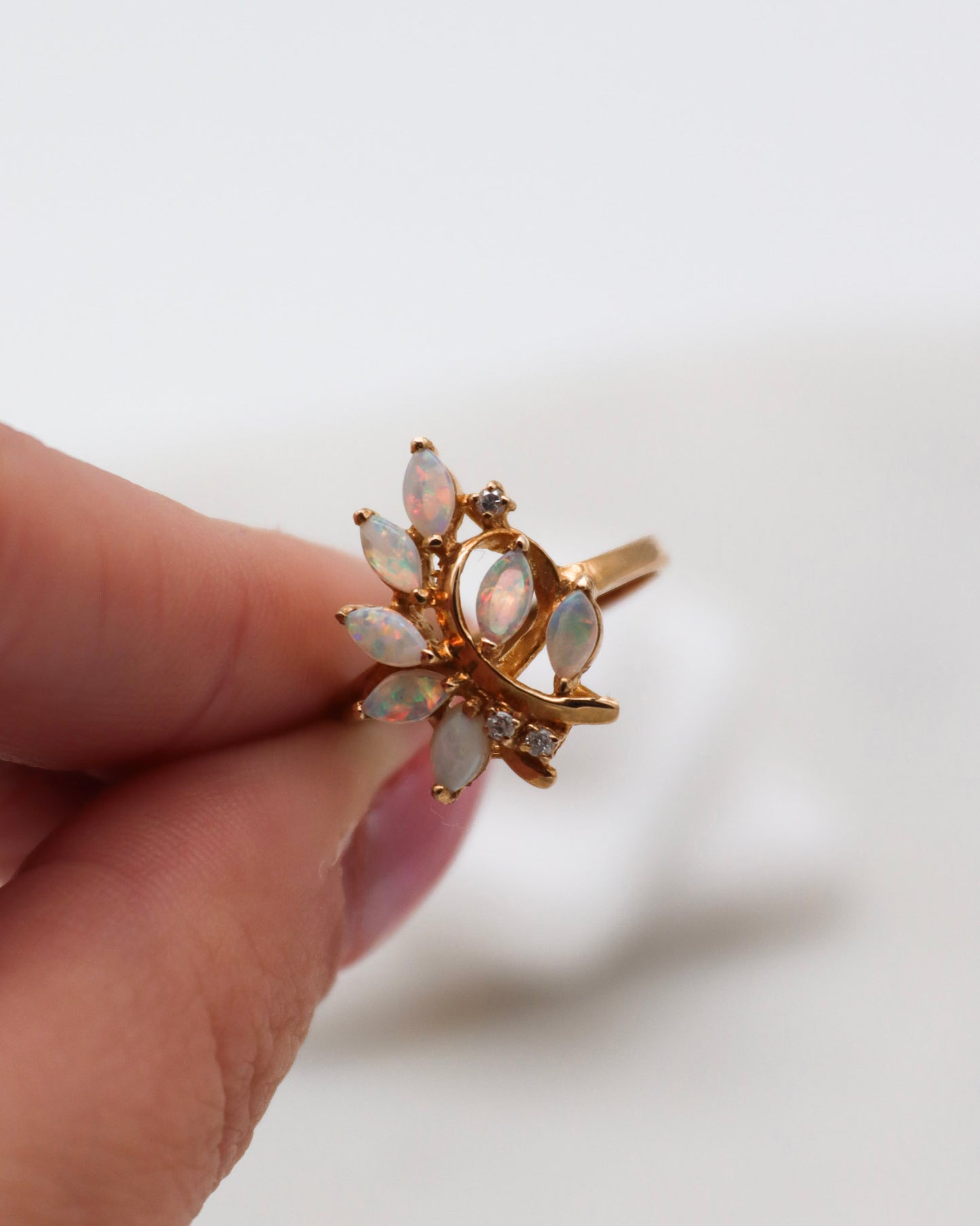 Vintage-Ring Felicia mit 0.20ct Opalen & 0.05ct Brillanten in 585/-Gelbgold, florales Design – erhältlich in München und Augsburg