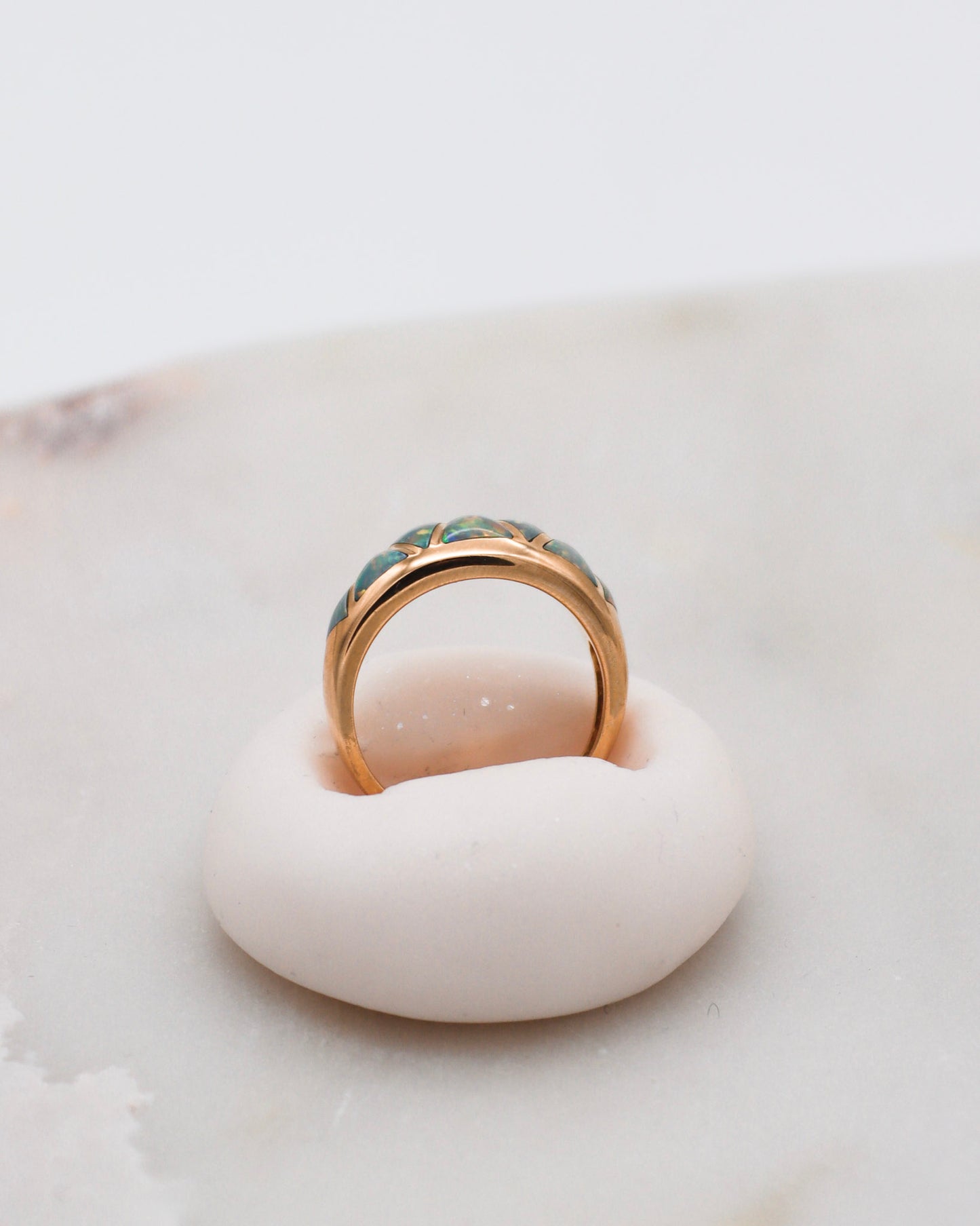 Vintage-Ring Gilian mit 0.35ct Opalen im Trillantschliff in 585/-Gelbgold – Mosaik-Look, erhältlich in München und Augsburg