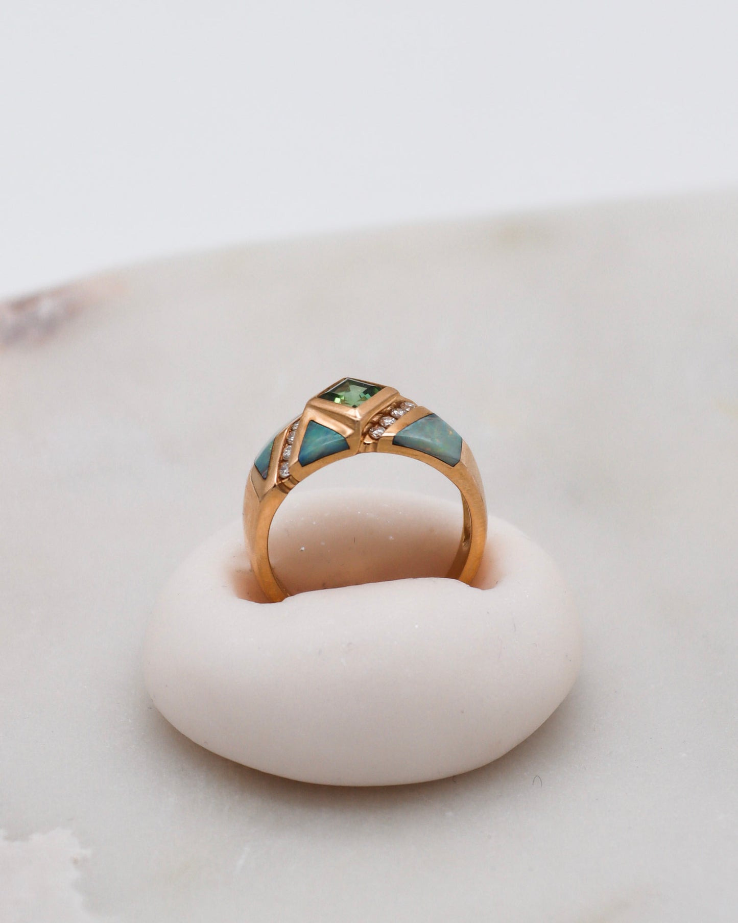 Vintage-Ring Hedy mit 0.5ct Peridot, Opalen & Brillanten in 585/-Gelbgold – erhältlich in München und Augsburg