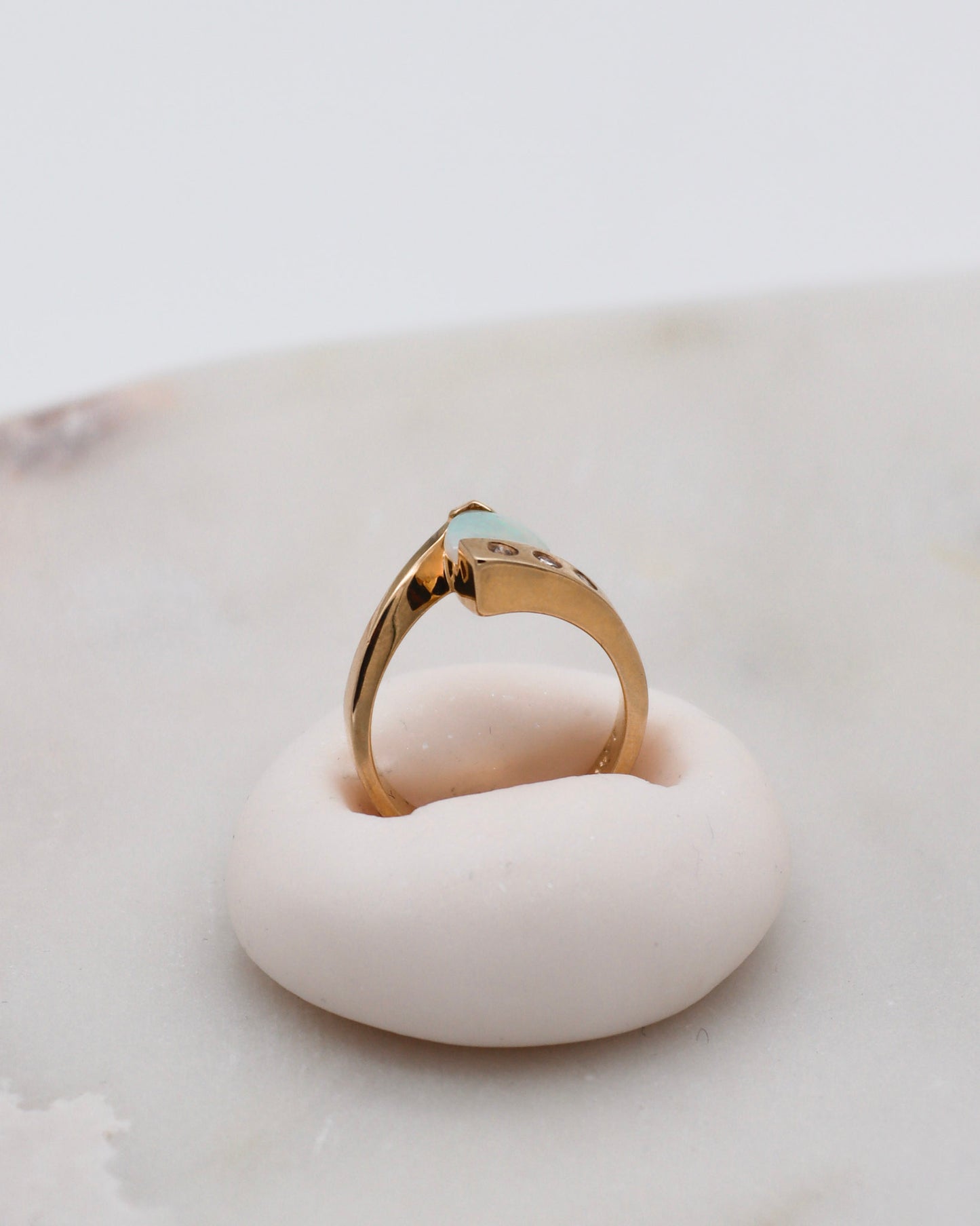 Vintage-Ring Janelle mit 0.30ct Trillantform-Opal & Brillanten in 585/-Gelbgold – erhältlich in München und Augsburg