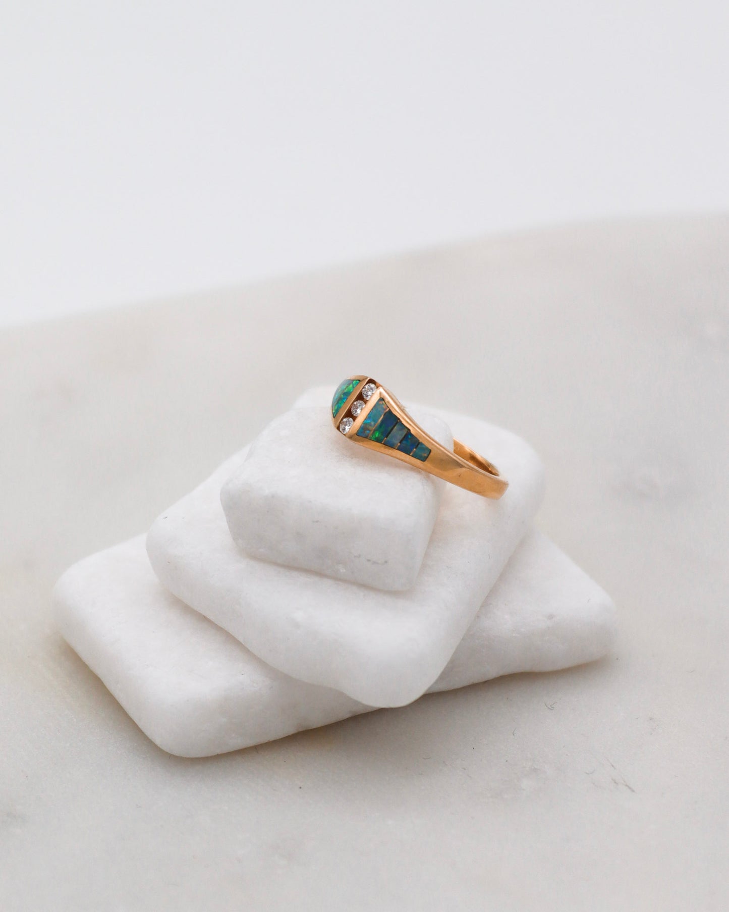 Vintage-Ring Kim mit 0.10ct Tapered-Opalen & 0.06ct Brillanten in 585/-Gelbgold – erhältlich in München und Augsburg