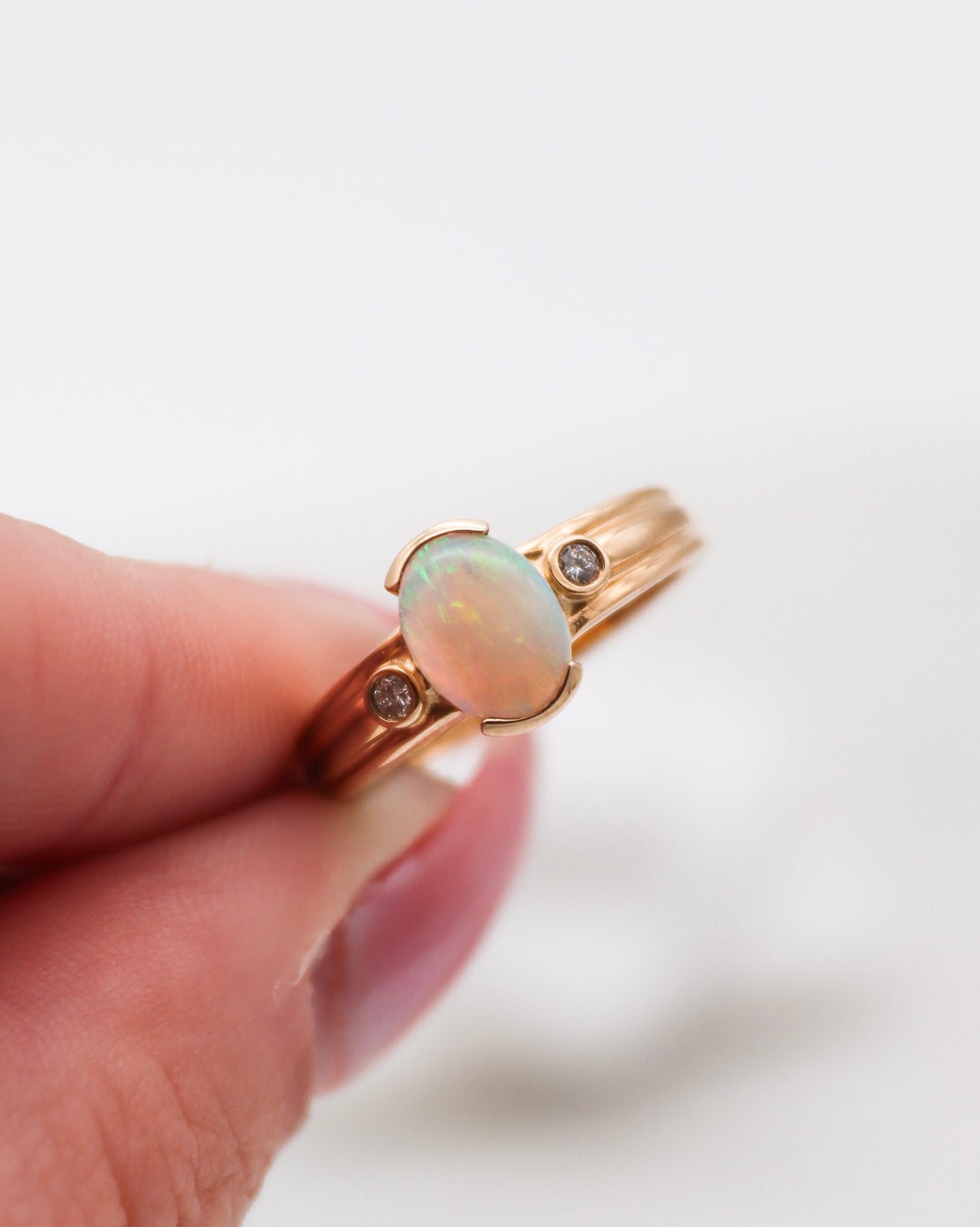 Vintage-Ring Lisa mit 0.30ct Opal & 0.04ct Brillanten in 585/-Gelbgold – erhältlich in München und Augsburg