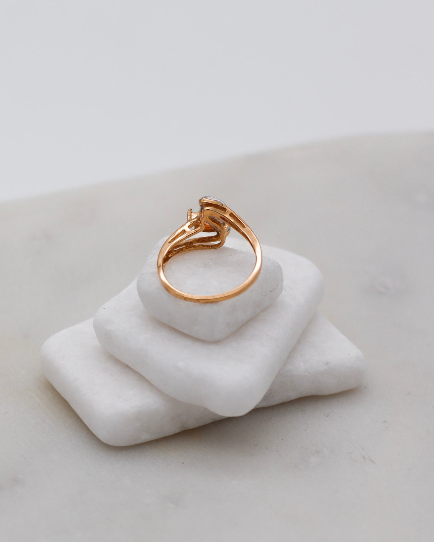 Vintage-Ring Nicole mit 0.05ct Marquise-Opal & 0.04ct Brillanten in 585/-Gelbgold & Weißgold – erhältlich in München und Augsburg