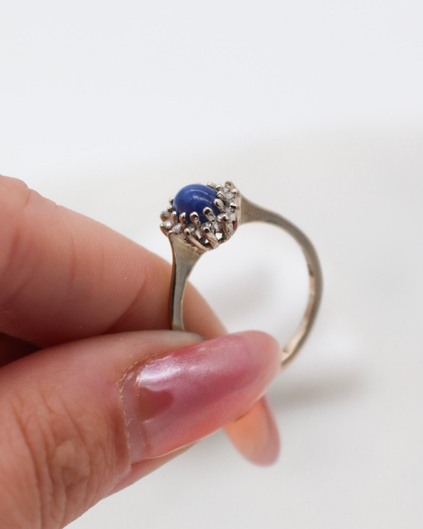 Vintage-Ring Liliane mit Saphir und Stern-Halo aus Brillanten