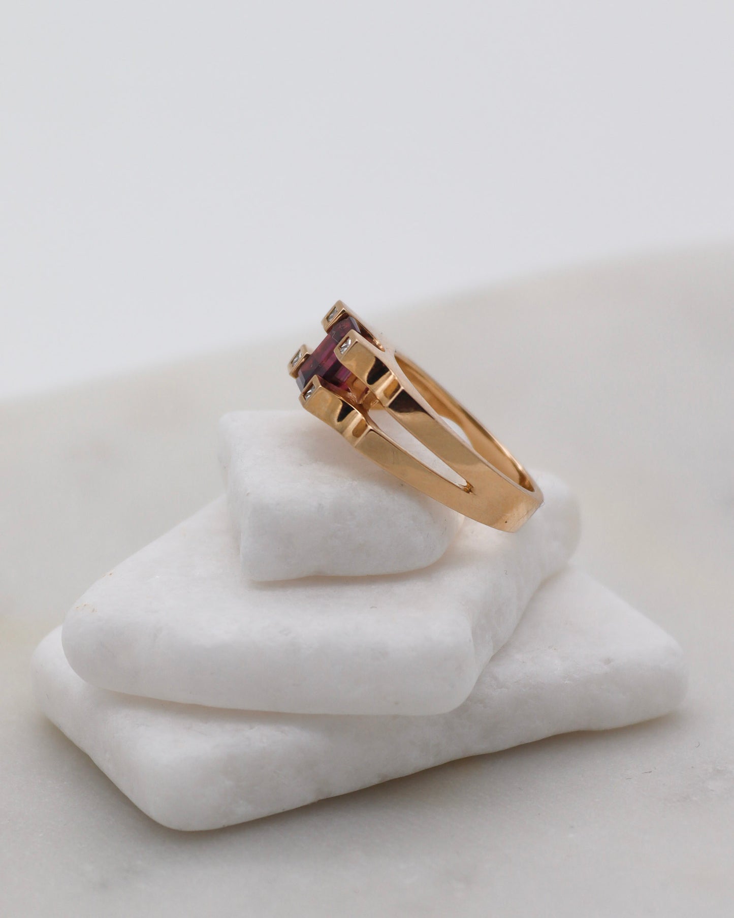 Vintage-Ring Golda mit 0.5ct Marquise-Granat, Halo aus Brillanten & weiteren Granaten in 585er Gelbgold – erhältlich in München und Augsburg