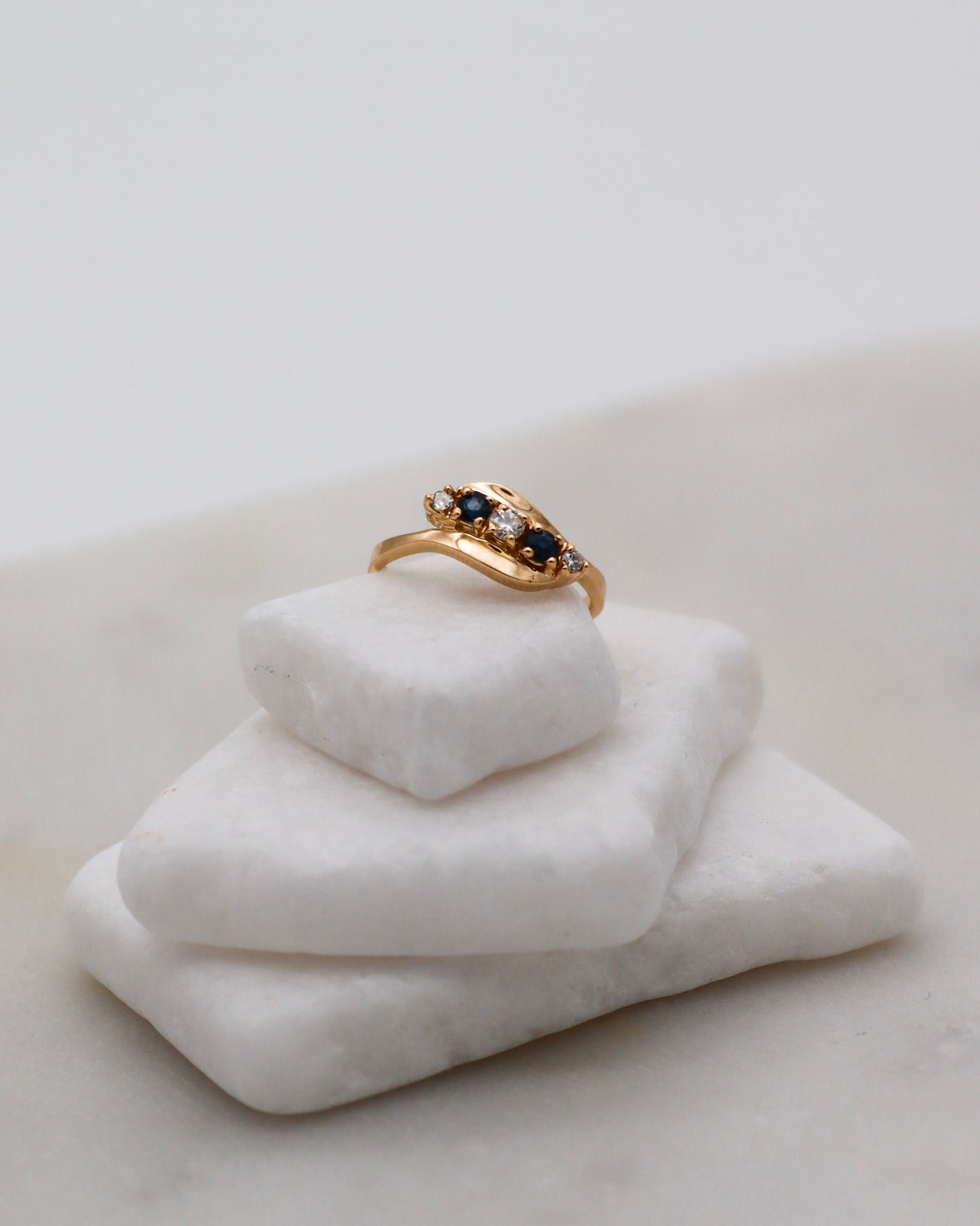 Vintage-Ring Gertrude mit 0.15ct Saphiren & 0.10ct Brillanten, florale Ringschiene aus 585/-Gelbgold – erhältlich in München und Augsburg