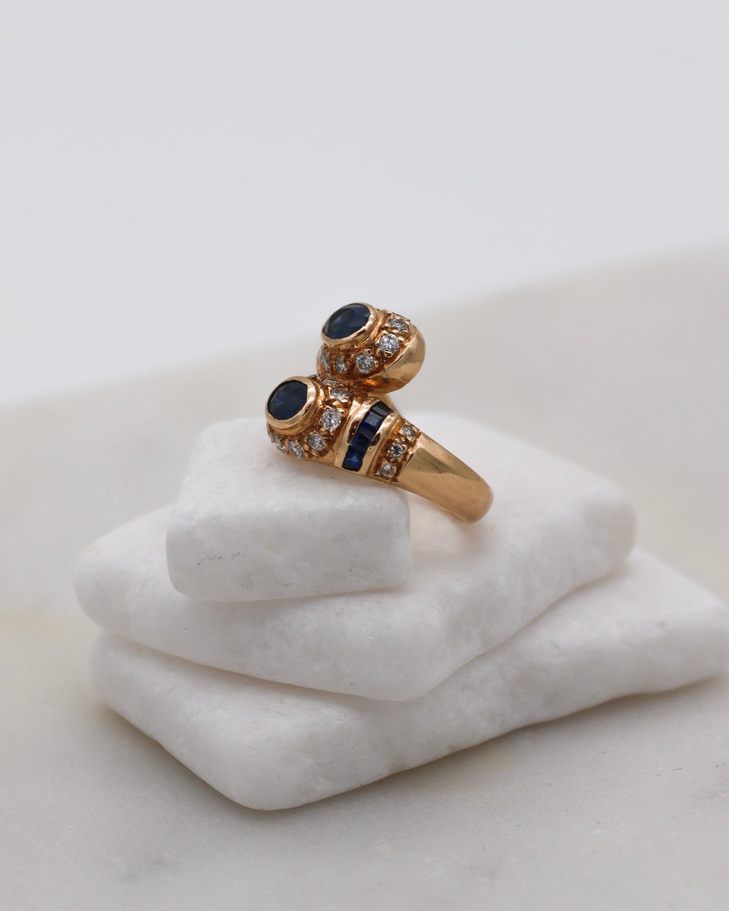 Vintage-Ring Pauline mit 0.70ct Saphiren & 0.50ct Brillanten, serpentinenförmiges Design in 585/-Gelbgold – erhältlich in München und Augsburg