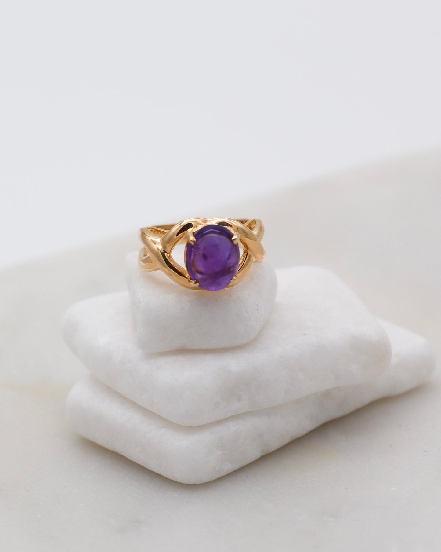 Vintage-Ring Janice mit 2ct Amethyst-Cabochon, Schleifen-Ringschiene in 585/-Gelbgold – elegantes Design, erhältlich in München und Augsburg