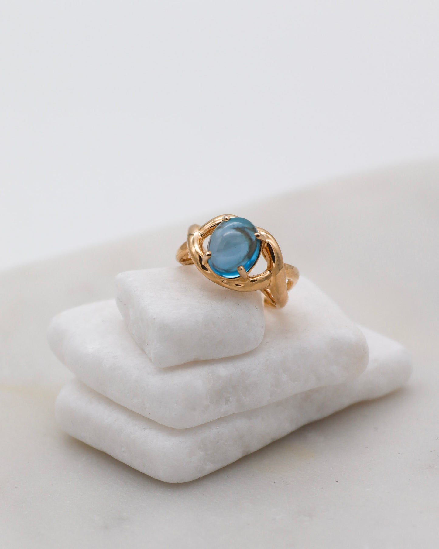 Vintage-Ring Rosalind mit 2ct facettiertem Topas (W/SV), Schleifen-Ringschiene in 585/-Gelbgold – erhältlich in München und Augsburg