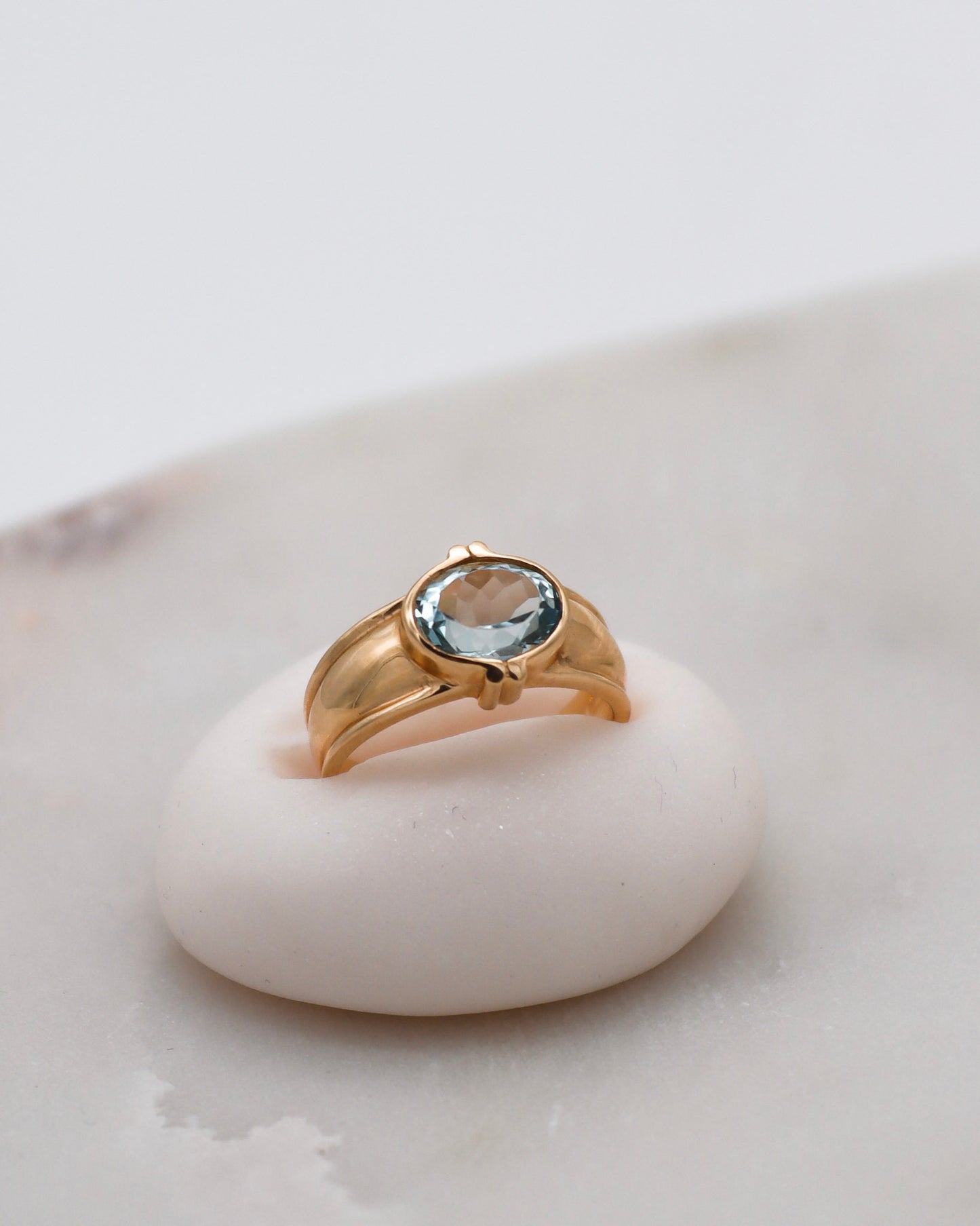 Vintage-Ring Uma mit 1.5ct quer gefasstem Aquamarin in glatter Bezel-Fassung, breite Ringschiene aus 585/-Gelbgold – erhältlich in München und Augsburg