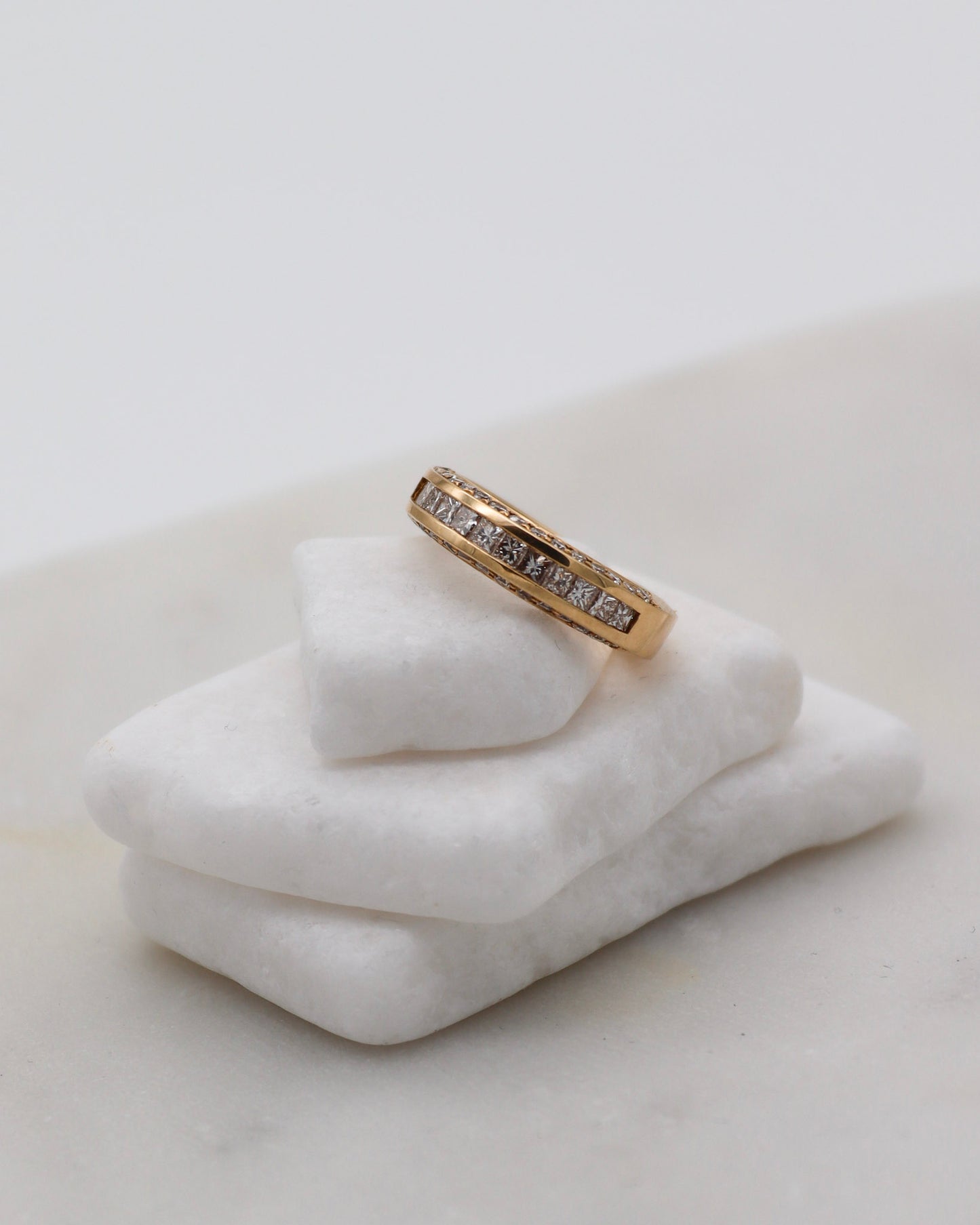 Vintage-Ring Xenia mit 1.14ct Diamanten (Brillanten & Princess Cut) in Verschnitt- und Invisible-Fassung aus 585/-Gelbgold – erhältlich in München und Augsburg