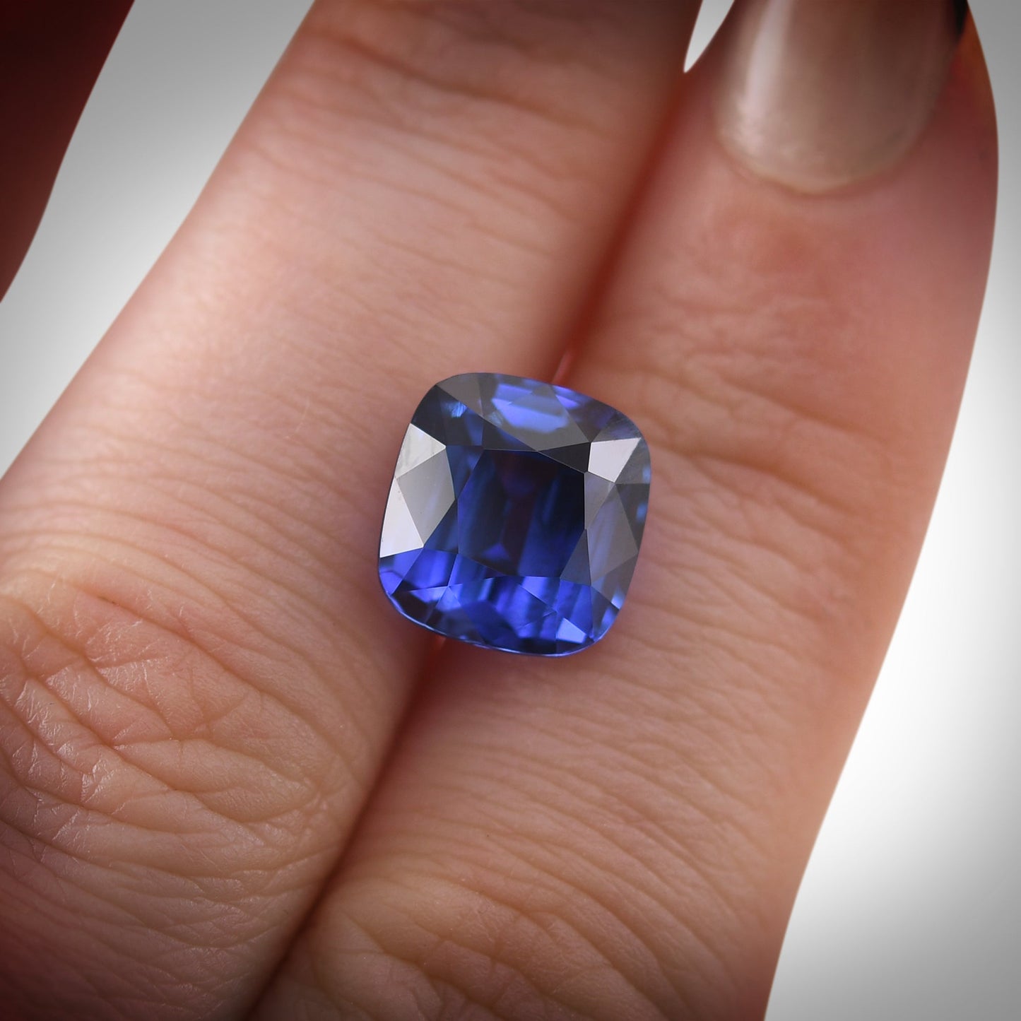 7,69 Karat blauer MADAGASCAR Kissen-Saphir AGL