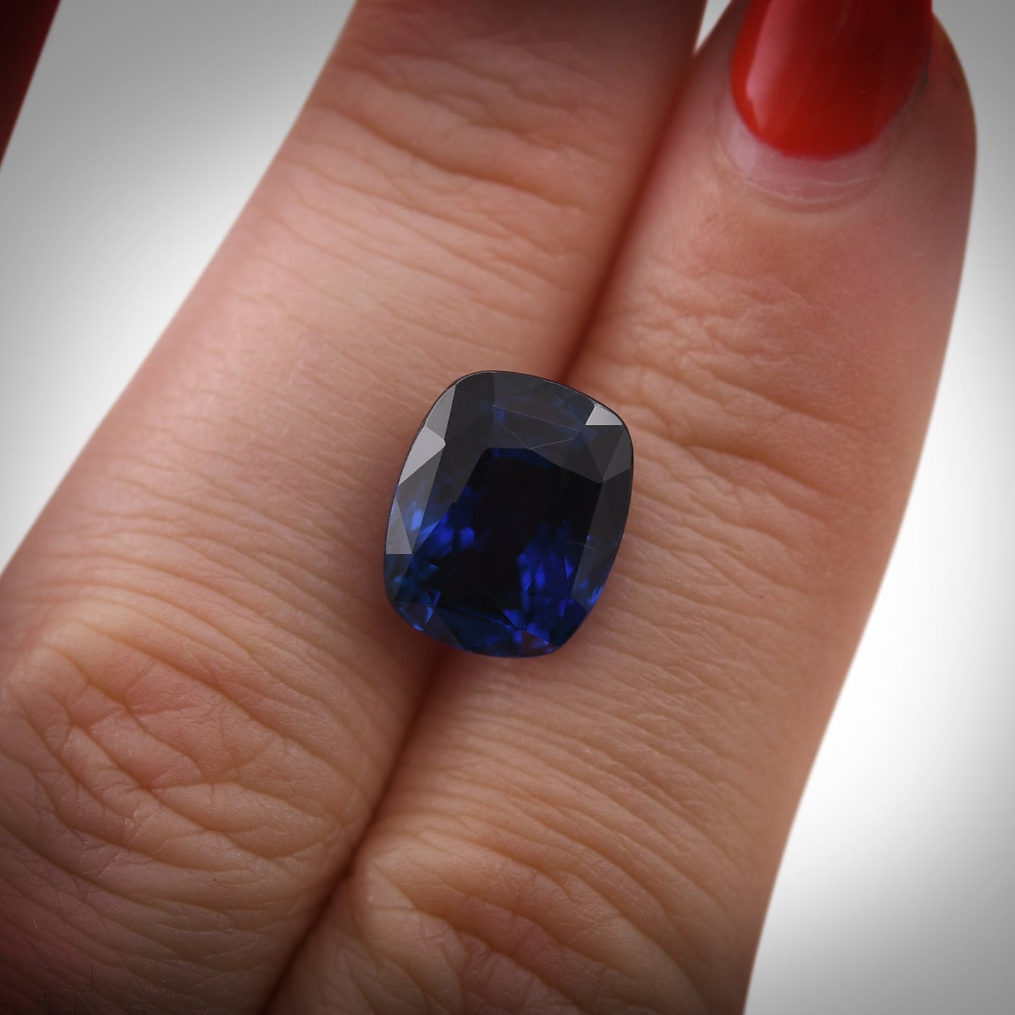 7,90 Karat blauer kissenförmiger MADAGASKAR-Saphir, GIA- und GUBELIN-zertifiziert