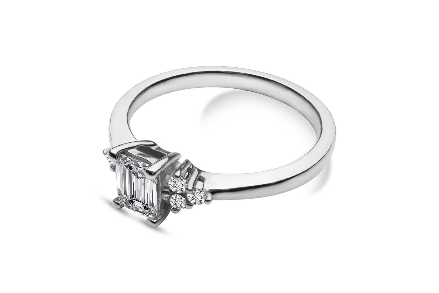 Zeitlos eleganter Verlobungsring Isabella mit 0.30 Karat Hauptdiamant in G/VS-Qualität und zwei 0.08 Karat Brillanten – erhältlich in München und Augsburg