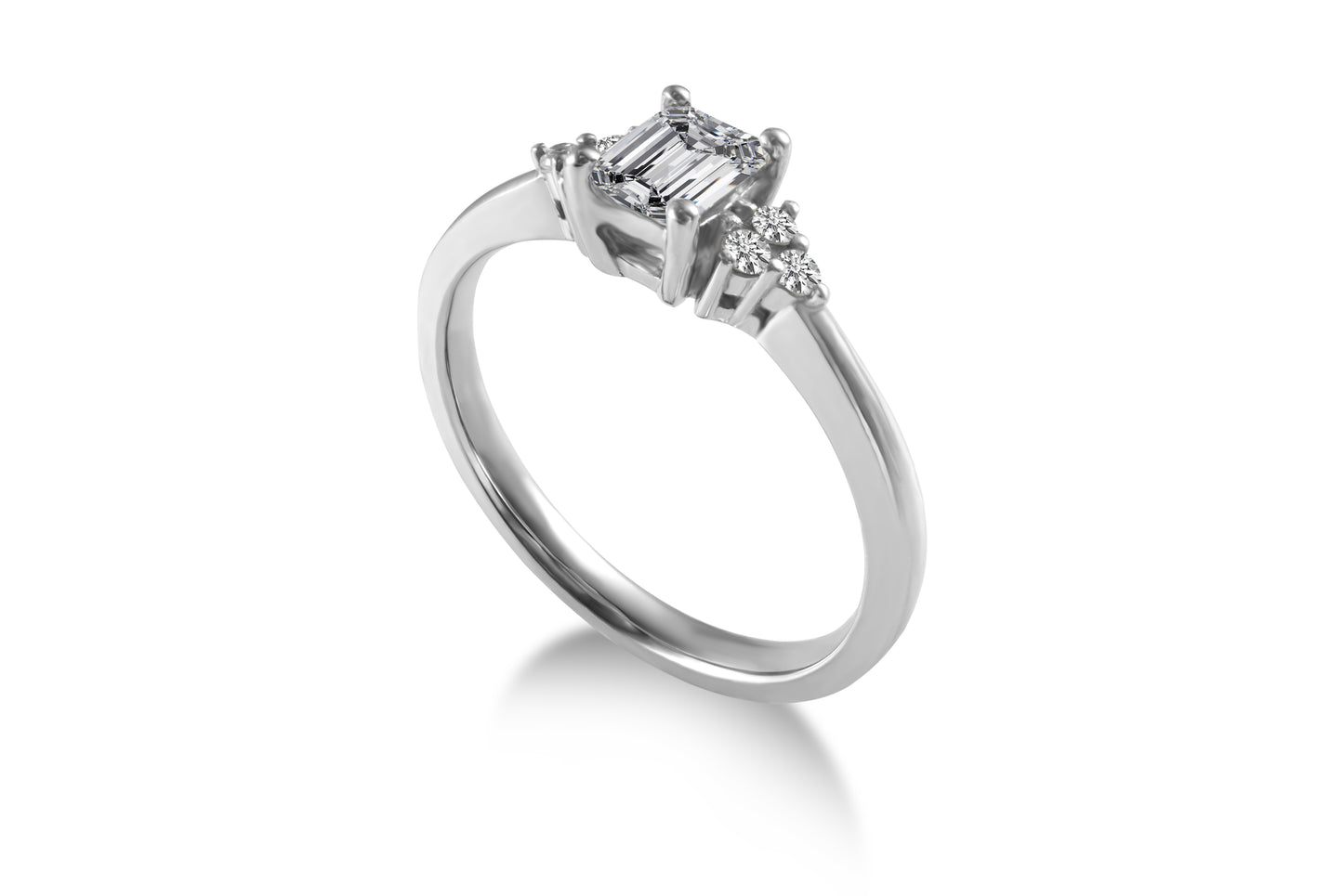 Zeitlos eleganter Verlobungsring Isabella mit 0.30 Karat Hauptdiamant in G/VS-Qualität und zwei 0.08 Karat Brillanten – erhältlich in München und Augsburg