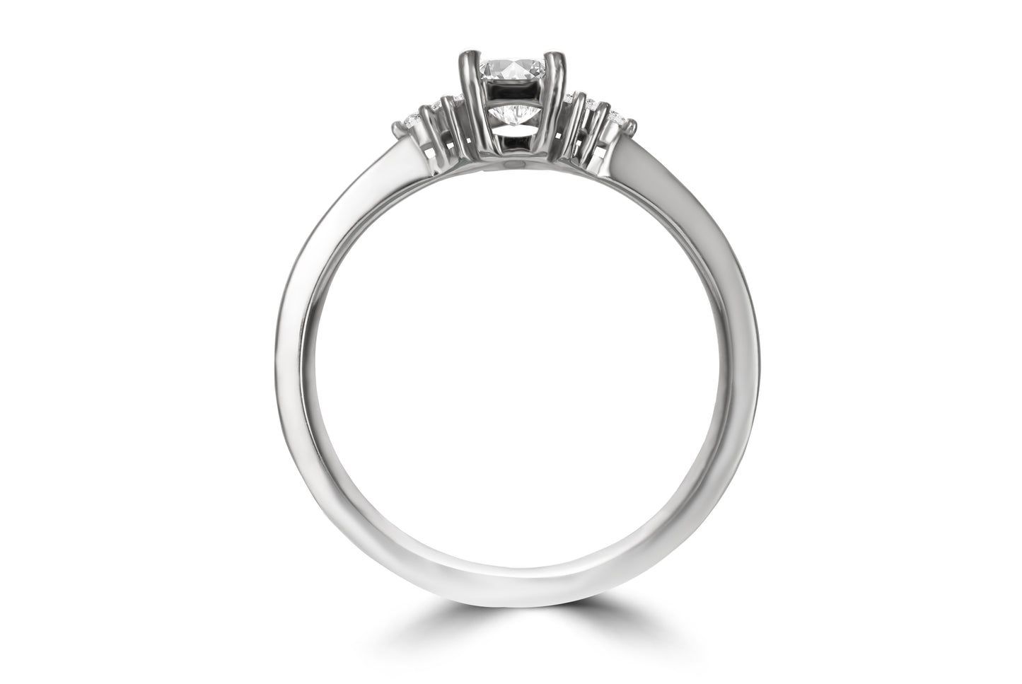 Zeitlos eleganter Verlobungsring Isabella mit 0.30 Karat Hauptdiamant in G/VS-Qualität und zwei 0.08 Karat Brillanten – erhältlich in München und Augsburg