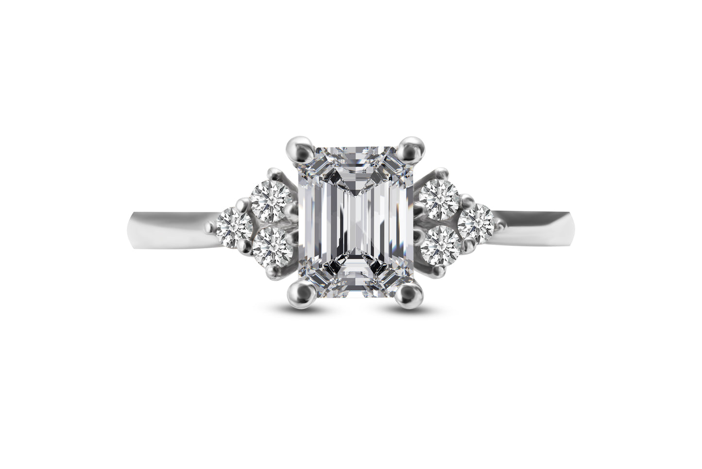 Zeitlos eleganter Verlobungsring Isabella mit 0.30 Karat Hauptdiamant in G/VS-Qualität und zwei 0.08 Karat Brillanten – erhältlich in München und Augsburg