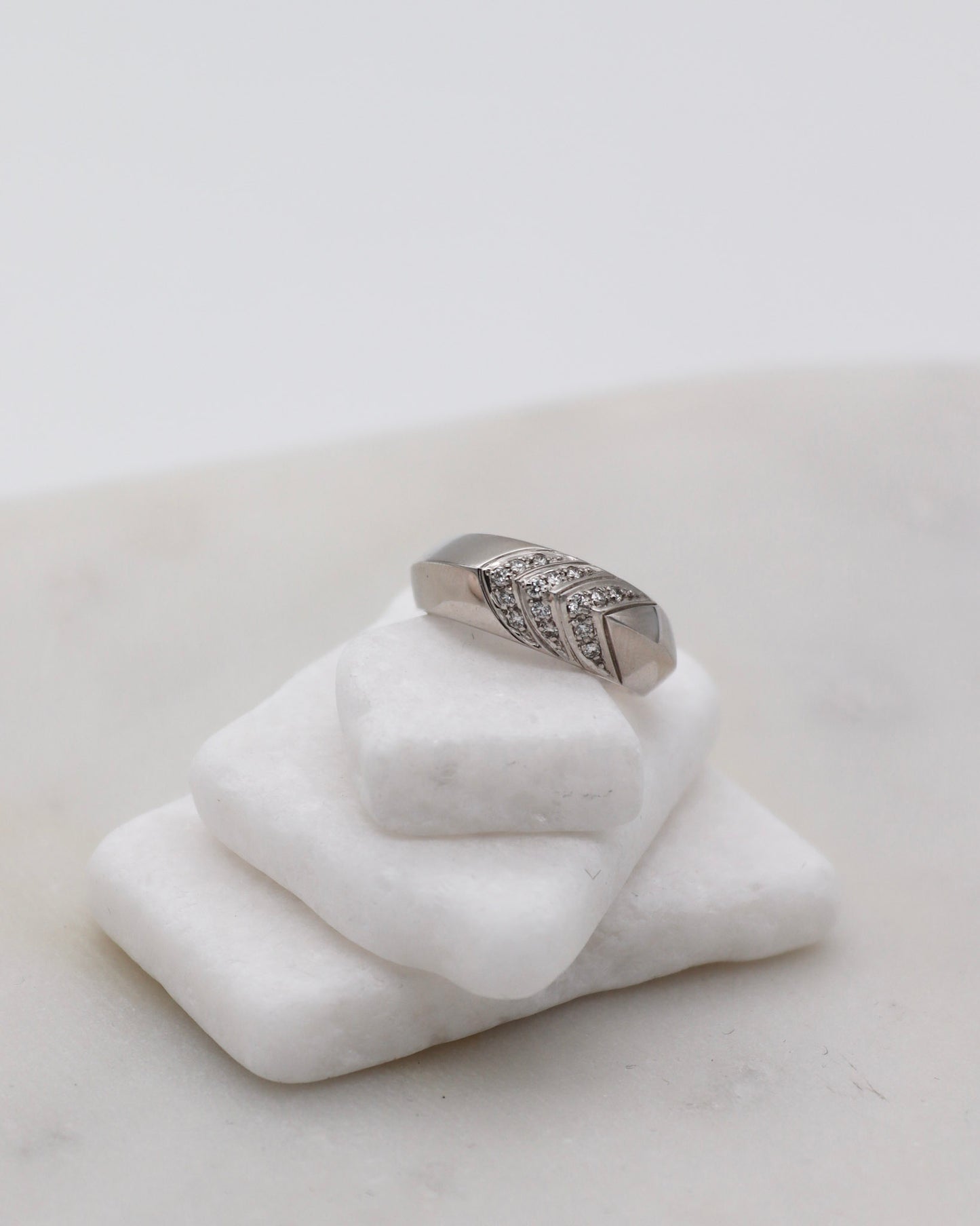 Vintage-Ring Ursula mit 0.19ct Brillanten im Chevron-Tressenmuster aus 750/-Weißgold – elegantes Design, erhältlich in München und Augsburg