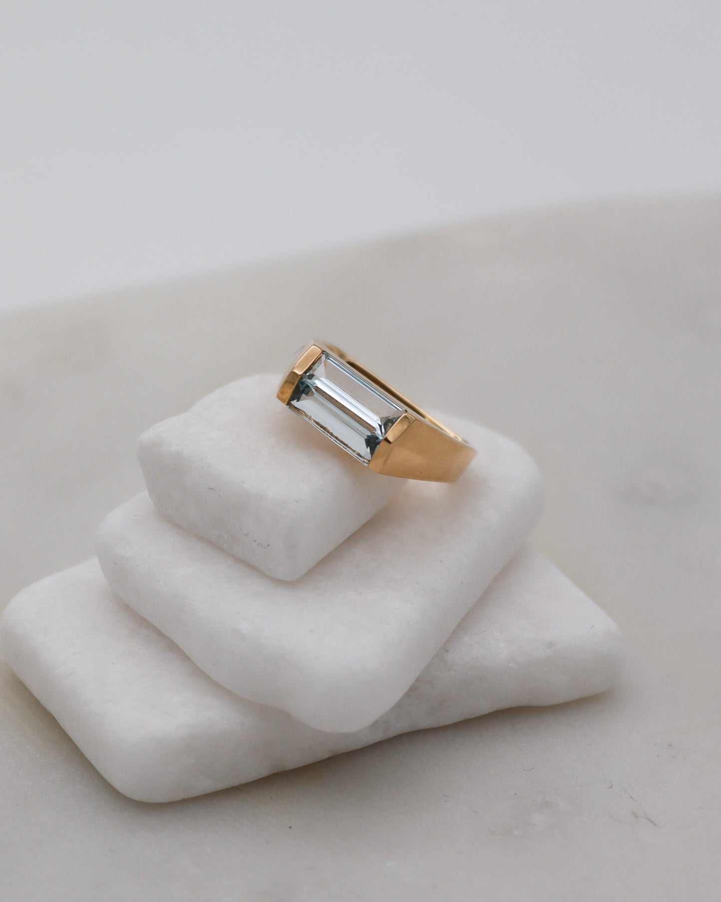 Vintage-Ring Christina mit 1.64ct Aquamarin im Baguette-Stil, Invisible Setting & kantige Ringschiene aus 585/-Gelbgold – München und Augsburg