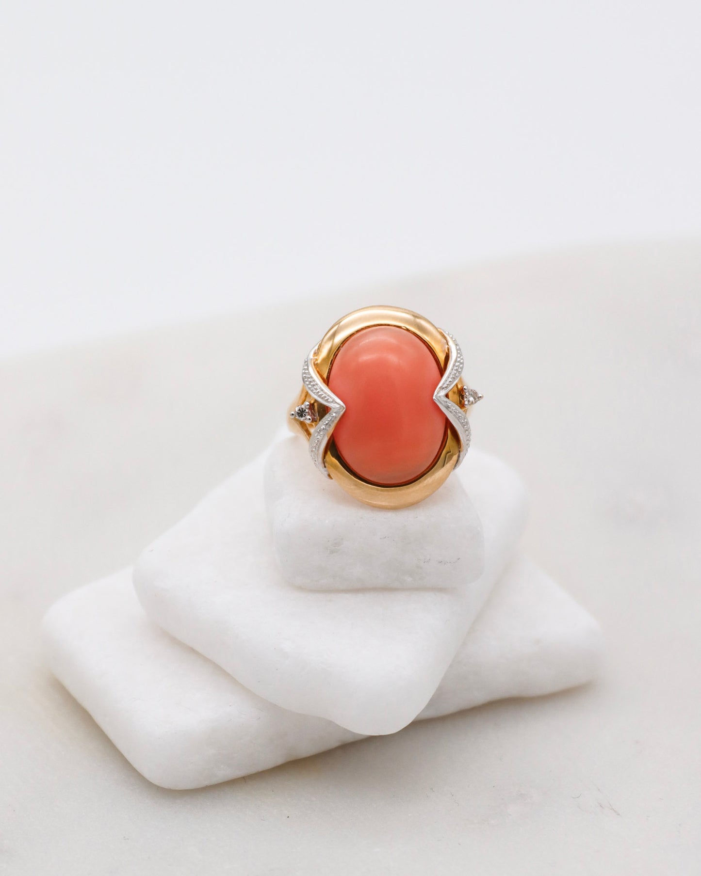 Vintage-Ring Monica mit ovaler Koralle & 2 Brillanten in Bezel- & Bicolor-Fassung aus 585/-Gelb- und Weißgold – erhältlich in München und Augsburg