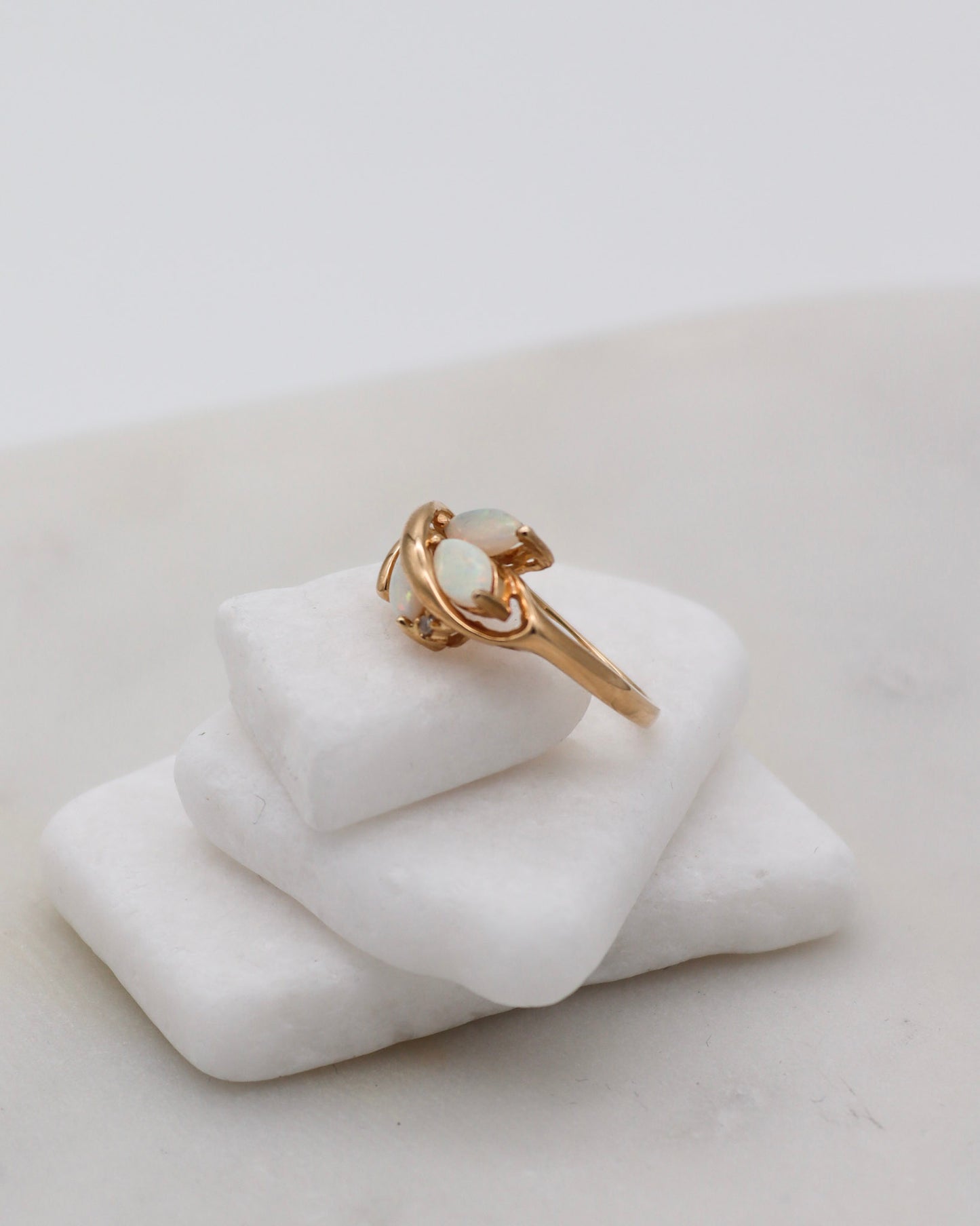 Vintage-Ring Teresa mit Opalen und Brillant im floralen Design