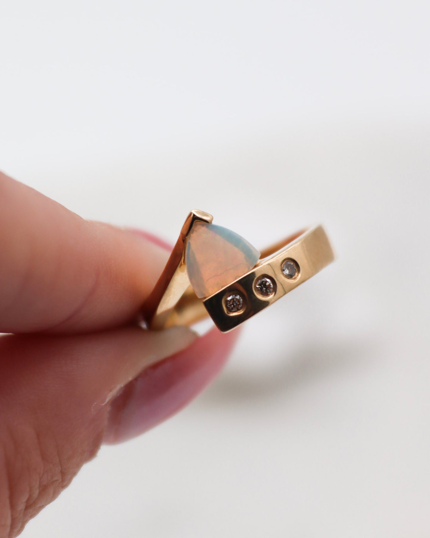 Vintage-Ring Janelle mit 0.30ct Trillantform-Opal & Brillanten in 585/-Gelbgold – erhältlich in München und Augsburg