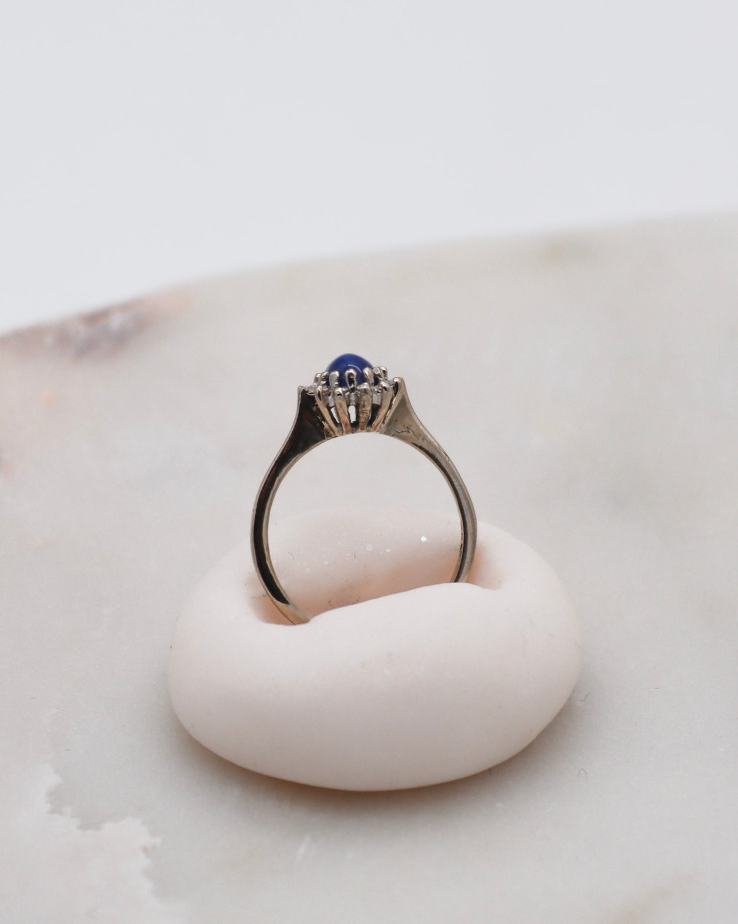 Vintage-Ring Liliane mit Saphir und Stern-Halo aus Brillanten