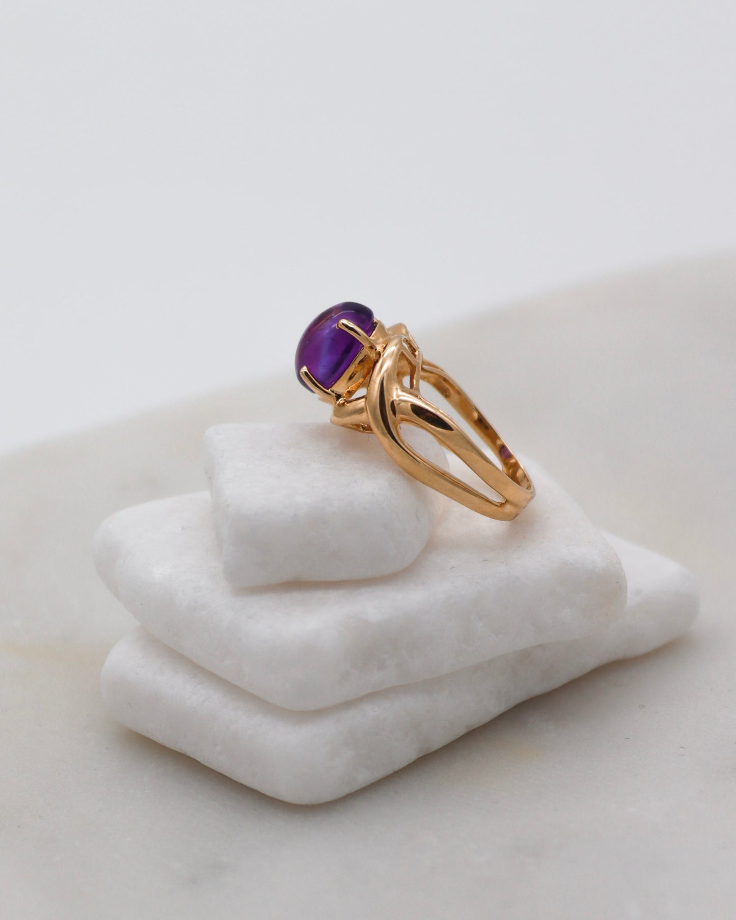 Vintage-Ring Janice mit 2ct Amethyst-Cabochon, Schleifen-Ringschiene in 585/-Gelbgold – elegantes Design, erhältlich in München und Augsburg