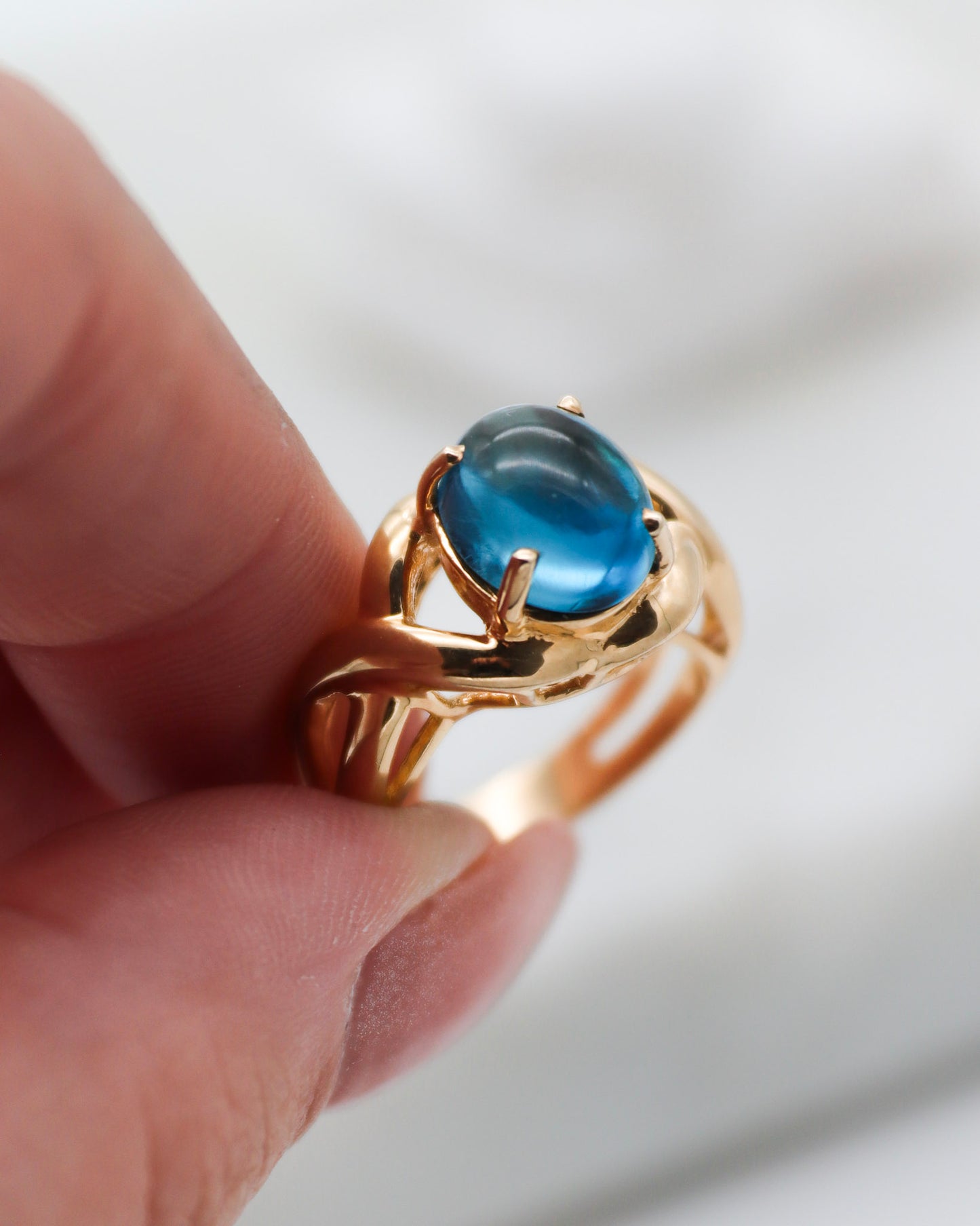 Vintage-Ring Rosalind mit 2ct facettiertem Topas (W/SV), Schleifen-Ringschiene in 585/-Gelbgold – erhältlich in München und Augsburg