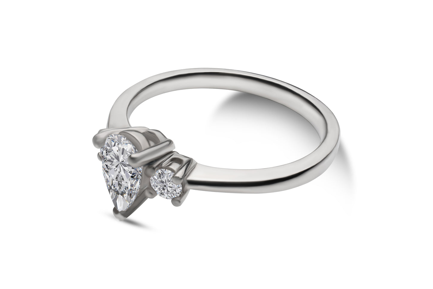 Eleganter Verlobungsring Mirabell mit 0.30 Karat Pearshape-Diamant und zwei 0.10 Karat Brillanten in G/VS-Qualität – erhältlich in München und Augsburg