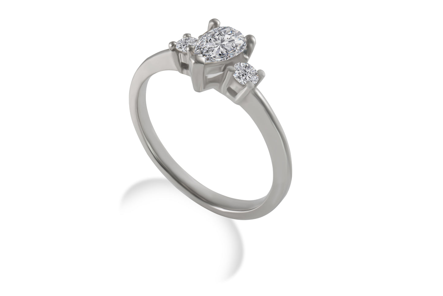 Eleganter Verlobungsring Mirabell mit 0.30 Karat Pearshape-Diamant und zwei 0.10 Karat Brillanten in G/VS-Qualität – erhältlich in München und Augsburg