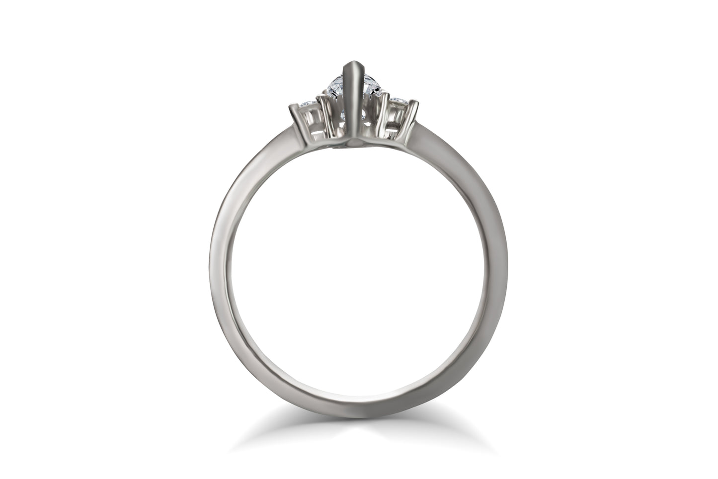 Eleganter Verlobungsring Mirabell mit 0.30 Karat Pearshape-Diamant und zwei 0.10 Karat Brillanten in G/VS-Qualität – erhältlich in München und Augsburg