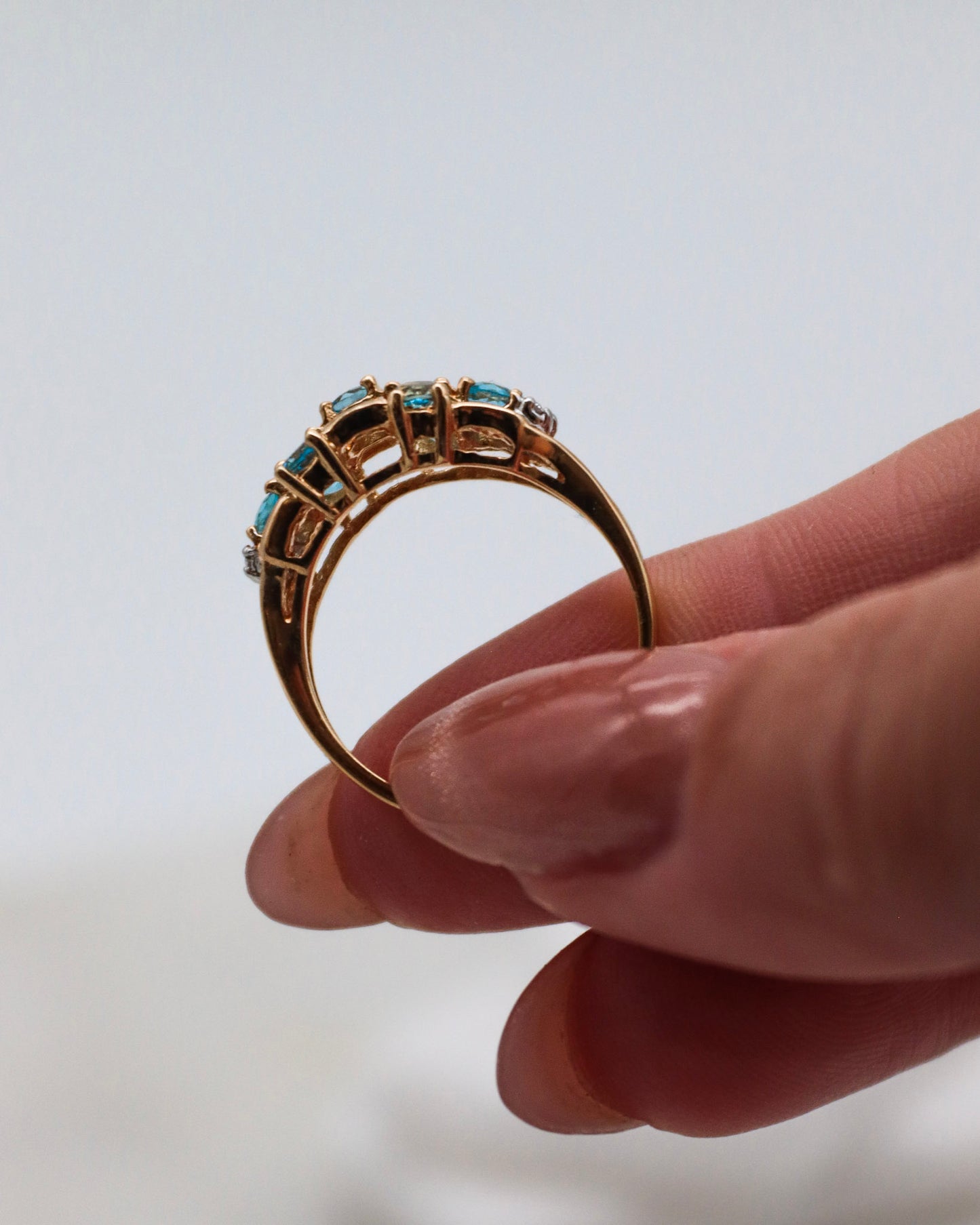 Vintage-Ring Jane aus 585er Gelbgold, besetzt mit 0.35ct Aquamarinen und 0.02ct Diamanten. Ein einzigartiges Schmuckstück in Größe 52, erhältlich in München und Augsburg
