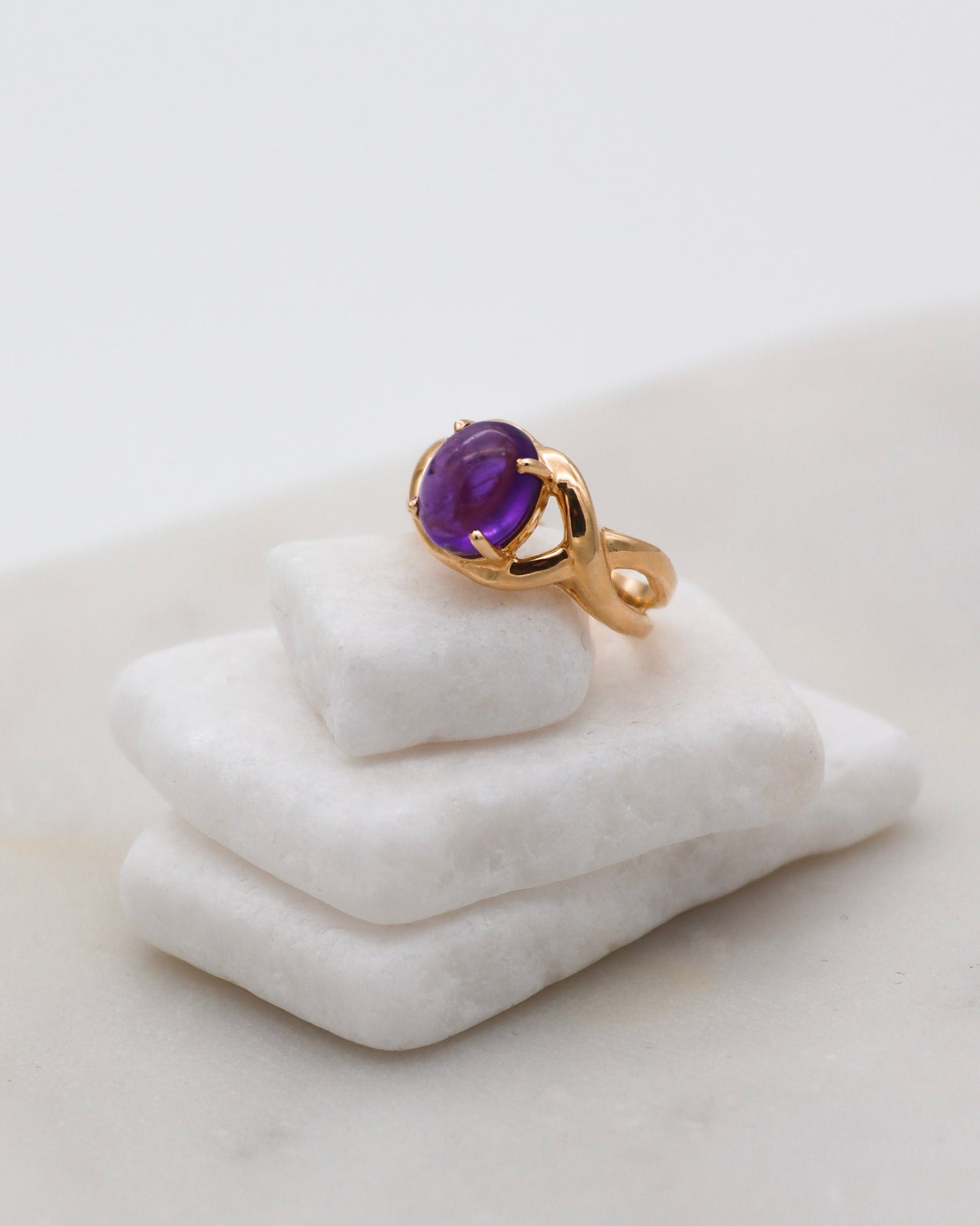 Vintage-Ring Janice mit 2ct Amethyst-Cabochon, Schleifen-Ringschiene in 585/-Gelbgold – elegantes Design, erhältlich in München und Augsburg