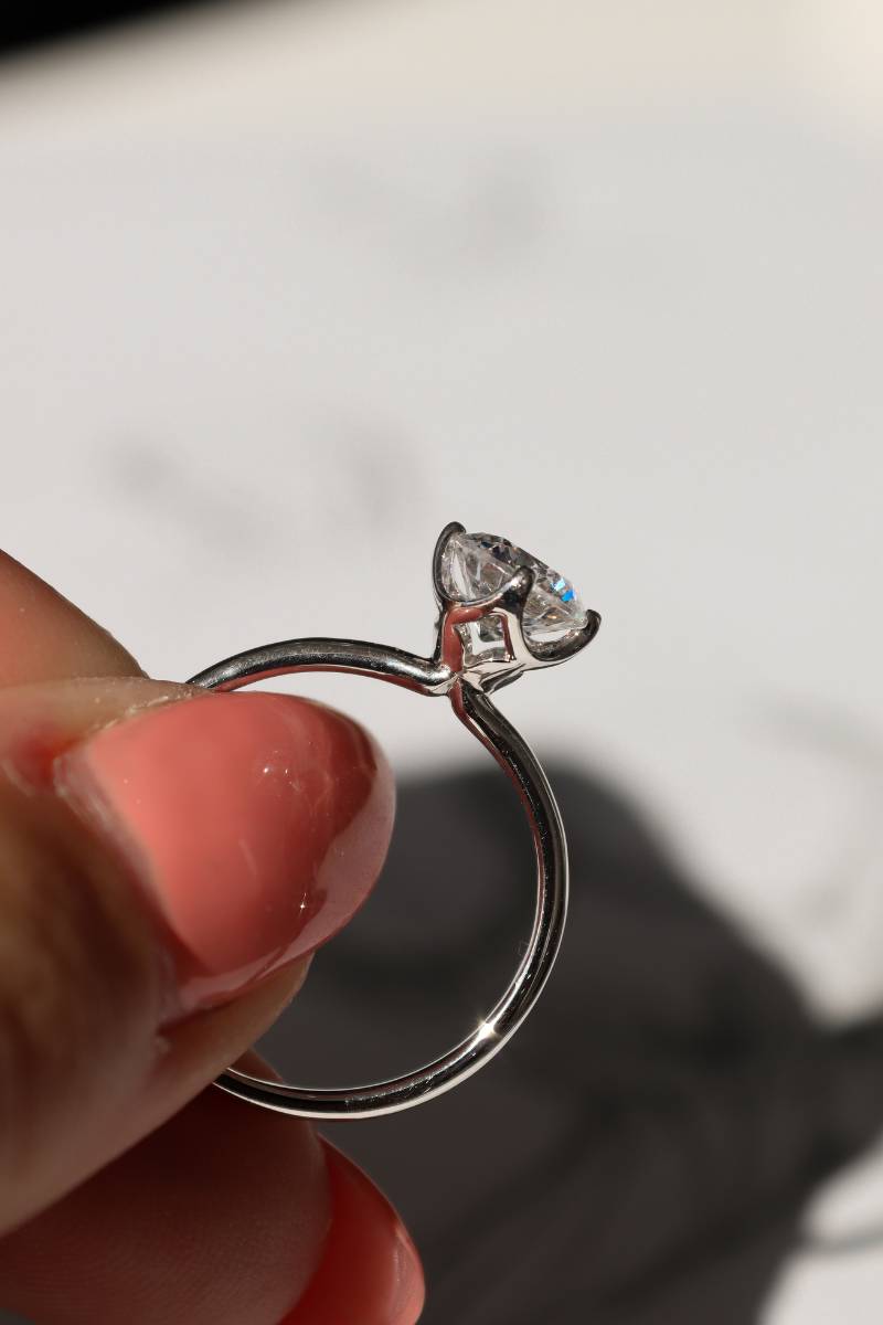 Designer Diamonds; Wir sind deine Diamantexperten! Wir bieten die besten Diamanten in München. Auf dem Foto ist ein silberner Ring mit Diamant zu sehen.